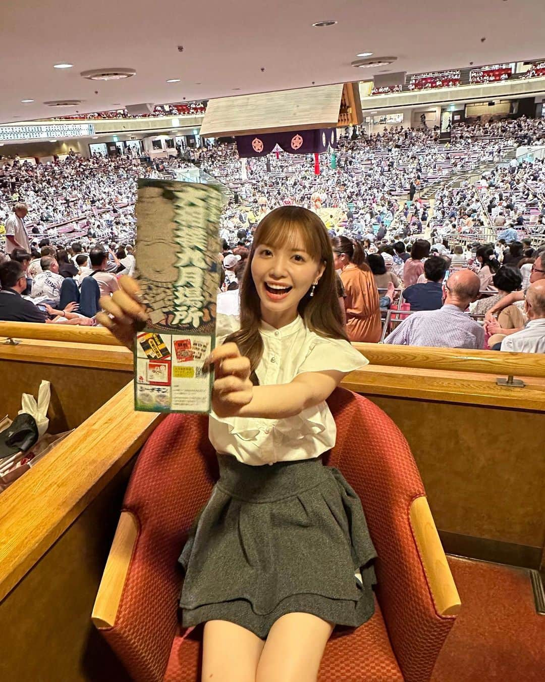 山根千佳さんのインスタグラム写真 - (山根千佳Instagram)「. . 国技館はグルメも美味しくて かなり充実している🫠！！！  どこのお席も最高に楽しい中で、 ボックス席はテーブルがあるので ご飯が食べやすかったり、ゆったり座れたり、 履き物を脱がなくてよかったり… リラックスして観戦できる空間です…♡  すっかりボックス席の虜になっています🌿  大相撲もあと3日！！！ まだどうなるのかわからないけど、 大関の意地なのか、悲願の初優勝なのか、 若手の勢いが勝るのか！？どきどきです🌼 . . #大相撲 #秋場所 #相撲 #大相撲九月場所 #両国 #両国国技館 #sumo #山根千佳 #国技館グルメ #国技館やきとり #国技館みやげ  #相撲女子 #相撲グッズ #国技館 #九月場所  #ミシェルマカロン #michellmacaron #マカロンコーデ #大相撲観戦 #sumo」9月21日 18時50分 - yamane_chika