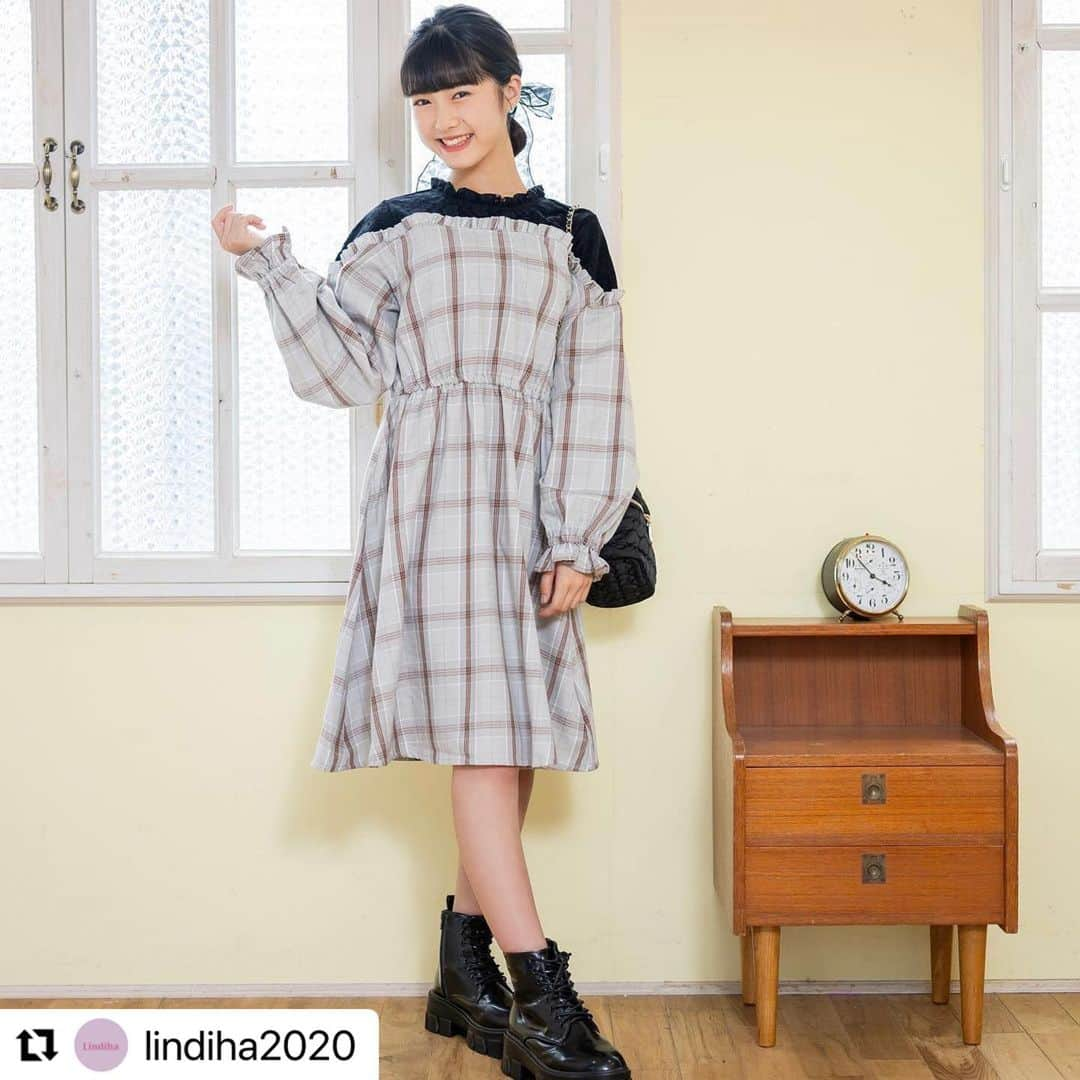 豊川亜咲さんのインスタグラム写真 - (豊川亜咲Instagram)「୨୧⑅*. . Lindiha🎀 ̖́-‬  wintercollectionのワンピース👗 チェック柄で💠ガーリーなデザインで🎀可愛い🩷 是非チェックしてみてね︎💕︎  @lindiha2020 ◀◁◀  #lindiha #リンディア #エイジアプロモーション #豊川亜咲  ୨୧ ─────────────────── ୨୧  #Repost @lindiha2020 with @use.repost ・・・ 今季の⛄️Winter Collection⛄️はチェックアイテムが豊富✨その中でも大好評のワンピースを紹介するよ👗 ⁡ 「オフショル切替ワンピース」 人気の理由はココに💕 ⁡ ⭐️レース✖️オフショルがオシャレで可愛い 写真2 ⁡ ⭐️背中のボタンにもこだわりました 写真3 ⁡ ⭐️ちょうどいい膝丈＆フレアで動きやすい ⁡ ⭐️衿、袖のフリルがガーリーで可愛さ増し ⁡ ⭐️ウエスト部分の切り替えがスタイル抜群に ⁡ 気になる子は、ぜひ！ お店で試着してみてね😍 ⁡ ⁡ #Lindiha #リンディア #イオン #ブランド #かわいい #可愛い #ファッション #jc #js #jcコーデ #jsコーデ #jcブランド #jsブランド #おしゃれ #お洒落 #オシャレ #おしゃれさんと繋がりたい #トレンド #トレンドコーデ #冬コーデ #豊川亜咲 #豊川亜咲©︎」9月21日 18時52分 - a_chan_1o3o