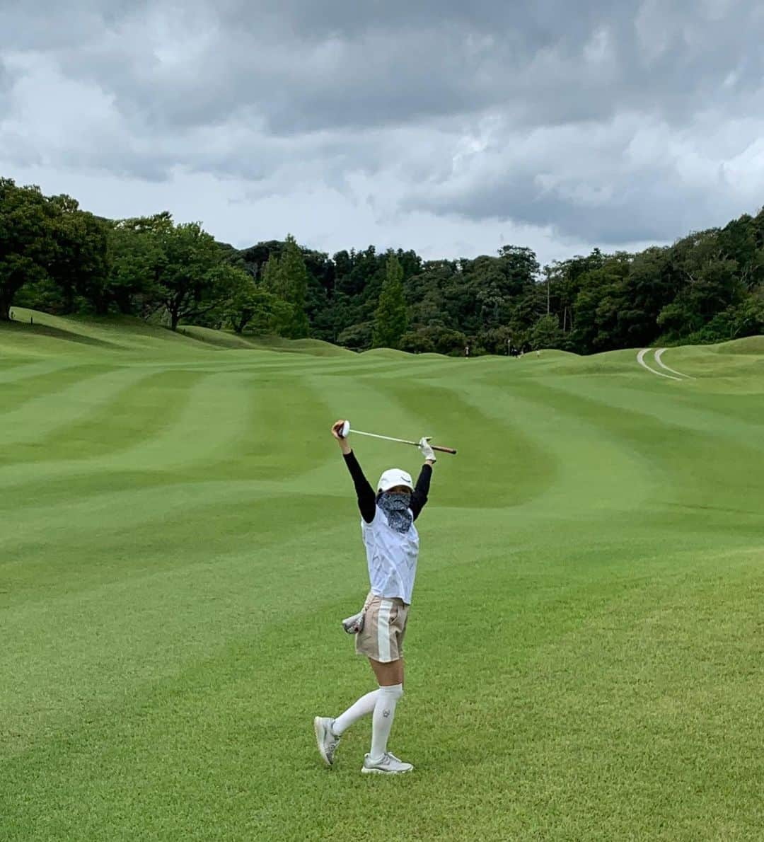 みひろのインスタグラム：「. バンカーの打ち方がわかりません😭  👚 @susic_golf   ⛳️ @kazusamonarch_cc  　　#上総モナークカントリークラブ   #ゴルフ #ゴルフ女子 #ゴルフウェア #ゴルフスイング #ゴルフスイング動画  #バンカー #バンカーショット 下手っぴ」