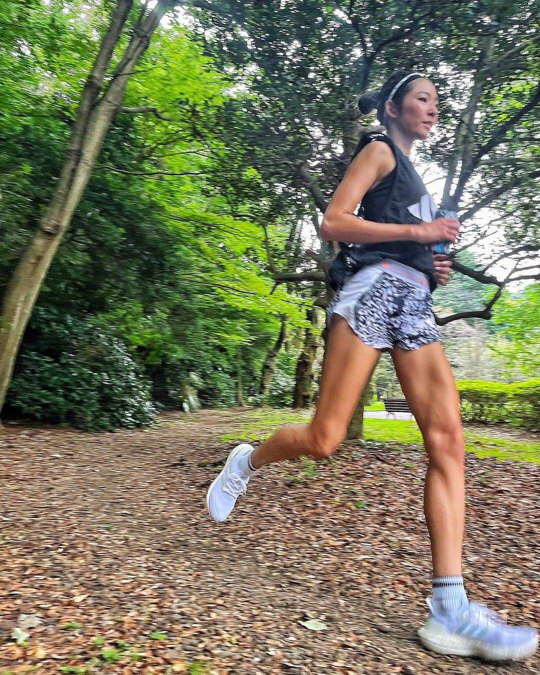 福田萌子のインスタグラム：「ランニングイベント復帰もすぐそこ🏃‍♀️ 2ヶ月後のトレイルラン30kmに向けてオフロードを走る練習も少しづつ🍂 ずっと山にいた感覚は身体が覚えていたようで、ロードを走る時よりも体幹が自然に使えて設置面の感覚もしっかり感じられました✨ 山の30kmはロードで50km、フルマラソン以上走るつもりで練習します🔥  練習も含めて、すでに楽しい😆 楽しみながら次の自分へ。  #trailrunning #trailrun #running #トレラン」