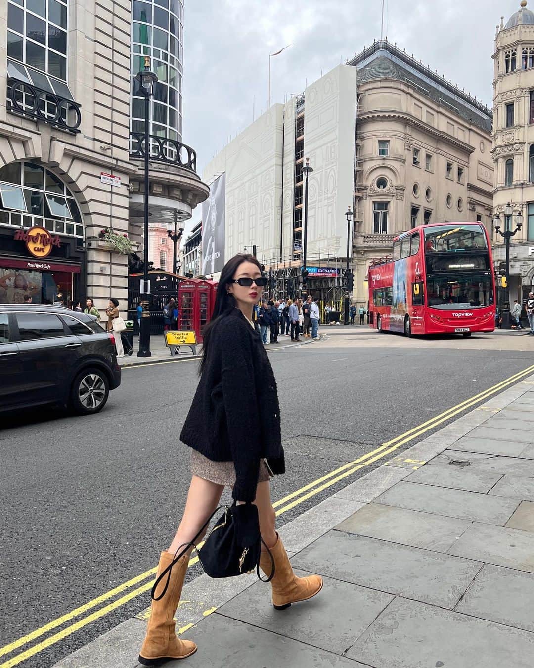 のインスタグラム：「나의 첫 so lovely London 🇬🇧  파워J 둘과 함께 오니 한국에서도 안하는 바른생활 할 수 있음.. 어젠 7시에 잠들어서 허리가 아플 지경🫨💞」