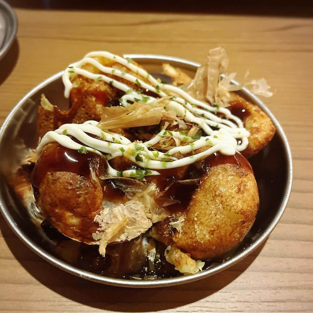 Arisa Nanaseさんのインスタグラム写真 - (Arisa NanaseInstagram)「栄にある、自分でたこ焼きがやける！タコパができる！たこスタ知ってる？？🐙❤️ お店の前通るたびに(近くに丸善あるからよく通る笑)気になってたんだけど、こんな感じでした！😋 店内は2階もあって、大人数でもタコパできそう！ 飲み放題とたこ焼き1人分24個がついて2800円のタコパコース✨ ひっさびさに自分でたこ焼き焼いたら、予想どおり下手くそでした🤣動画撮ったから見てみて👀 でも、ソースやカツオ節、マヨネーズ使い放題でやっぱり出来立ては美味しい😍外がカリッと中はとろっとしたたこ焼きできたよ❤️ たこも大きくてびっくり！ 油塗るのだけはプロっぽかったのでそちらも動画載せてあります笑  たまには自分で焼いてみるのはどうですか？ 割と外国人とかたこ焼きは食べたことあっても焼いたことない人多いから喜ぶかも！？😉 あとは、普通のメニューもあるから２件目とかでもふらっと寄ってたこ焼き食べれるのいいね😋✨  気になった人はぜひ行ってみてください✨たまに無性にたこ焼き食べたくなるから、そういう時にもおすすめ！  PR @takosta_ynny #たこ焼き居酒屋 #栄居酒屋 #タコパ #たこスタ #栄飲み #栄グルメ #栄女子会 #栄飲み放題　#sakae #nagoya #セルフたこ焼き　#たこ焼き　#名古屋グルメ #栄観光」9月21日 18時52分 - arisa.nanase