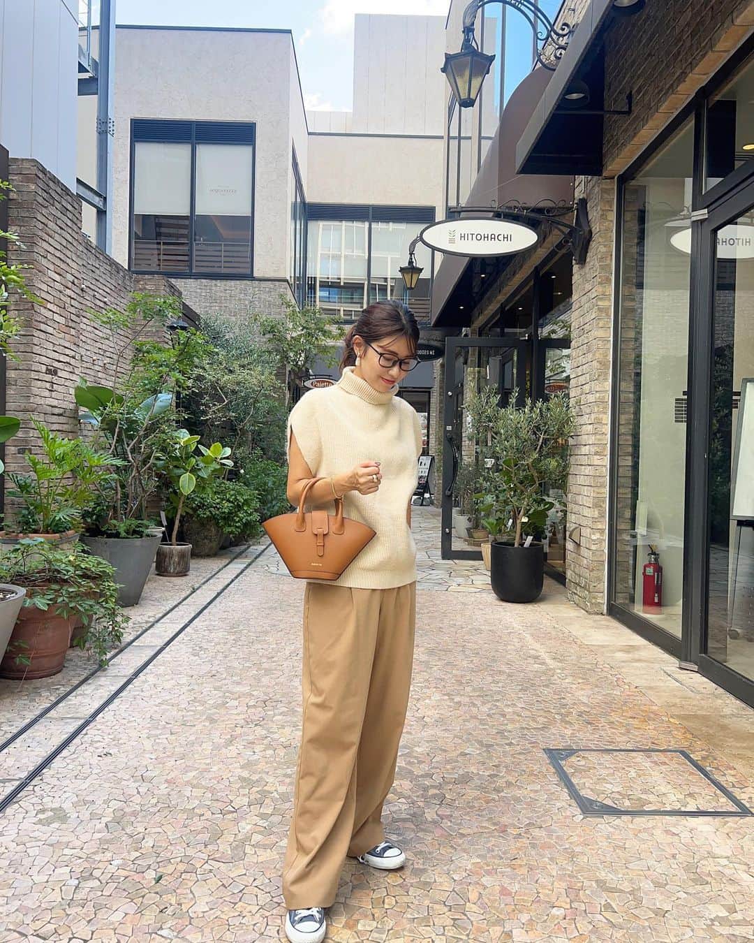 吉田奈央のインスタグラム：「ブラウントーンからの足もとブルー😳  スニーカーコーデたまにしたくなる❤︎  可愛い！と一瞬でトキめいたニット！ 半袖だから今の時期もいける😏  商品ID：22006824  @shein_japan @sheinofficial  お得情報📍 お買い上げ金額1～5,999円まではセール価格より15%OFF 6,000円以上は20%OFFが適用されるよ 利用期限：公開日〜12月31日  【クーポンコード：nao】  #SHEINforAll #SHEIN #SHEINpartner #ad #今日のコーデ #OOTD #きれいめカジュアル #30代ママコーデ #大人カジュアルコーデ」