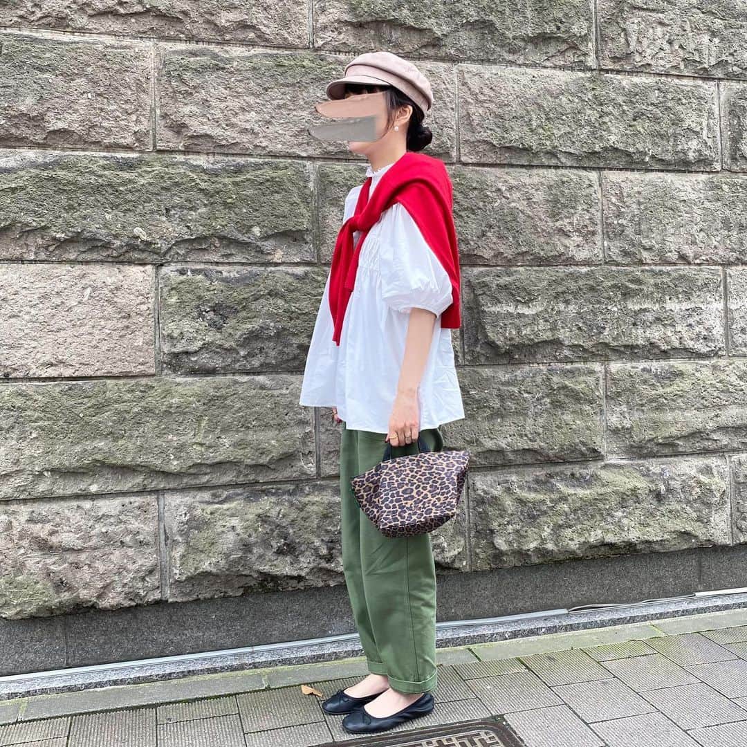 のインスタグラム：「🍎 ・ 赤とカーキとレオパで 秋らしいコーデになったかな☺︎ ・ ・ 息子が学祭でダンスを踊るらしく 毎日練習して大変そう😂 どうかな？見て見て💦と 踊ってくれるんだけど なかなか上手だと思うー♡ というか何しても 可愛く見える末期の親バカなので 上手♡カッコいい♡ めんこい♡めんこい♡と 目を細めて見ております☺️笑  ・ #coordinate #コーディネート #コーデ #今日の服 #シンプルコーデ #プチプラコーデ #ママコーデ #着回しコーデ #シンプル #プチプラ #ママ #着回し #韓国ファッション #t_tree #shinzone #シンゾーン #uniqlo #hervechapelier #ロカリ」