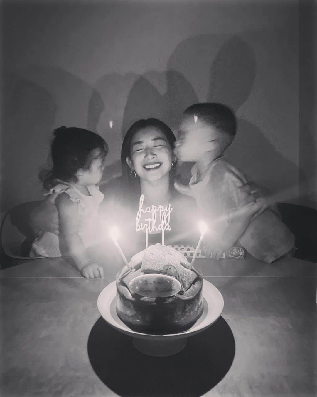 鬼辻麻衣のインスタグラム：「🎂  家族にお祝いしてもらえた 31歳のお誕生日🍷❤️ おめでとう言ってもらえるのは 何歳になっても嬉しいね☺️  毎日チョコ食べてるおかげで 顔に吹き出物できてしまってるけど これもまた幸せということで、、🥺💓  みなさんいつもありがとう😚💓  #31歳になりました #0915」