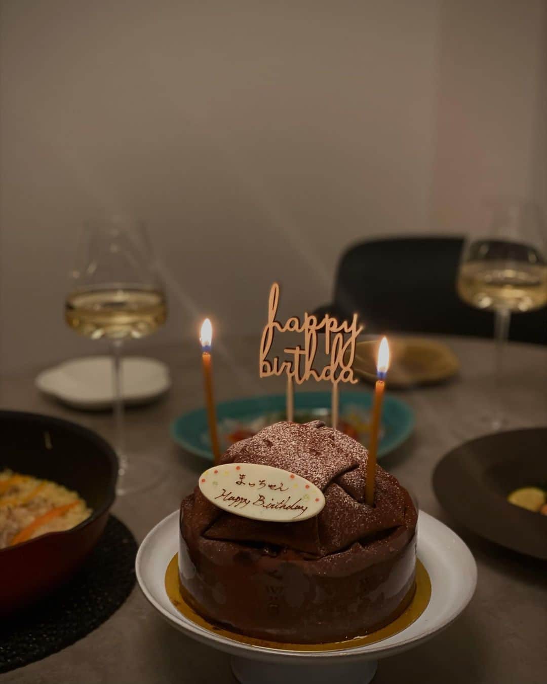 鬼辻麻衣さんのインスタグラム写真 - (鬼辻麻衣Instagram)「🎂  家族にお祝いしてもらえた 31歳のお誕生日🍷❤️ おめでとう言ってもらえるのは 何歳になっても嬉しいね☺️  毎日チョコ食べてるおかげで 顔に吹き出物できてしまってるけど これもまた幸せということで、、🥺💓  みなさんいつもありがとう😚💓  #31歳になりました #0915」9月21日 19時08分 - kitsumai