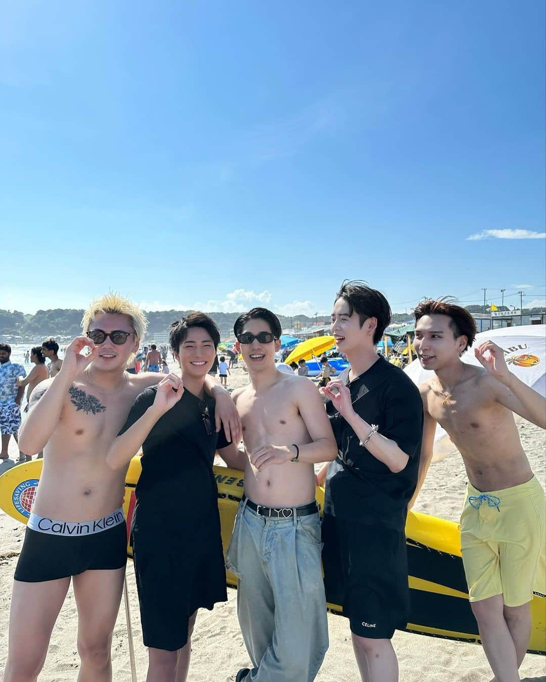 しょうきさんのインスタグラム写真 - (しょうきInstagram)「今年初の海🏖️ ⁡ 夏感じてきた☀️ 天気にも恵まれ最高のリフレッシュになりました🥰 ⁡ ご褒美DAYとして久々にビールなんかも頂いちゃいました🫶🍺 夏全開のハーフパンツコーデ！ オールブラックにすることでカジュアルでも大人っぽい印象に。 ⁡ TシャツとスニーカーはDIORでハーフパンツはCELINE 好きなブランド組み合わせてテンション上げ上げでした❤️‍🔥 DIORを象徴する金色の蜂さんかわよい🐝 ⁡ ⁡ #由比々浜 #由比ヶ浜ビーチ ⁡ #diormen #diorhomme #diorbee #celine #celinebyhedislimane #鎌倉 #海の家 #夏服 #夏コーデ #ビーチコーデ #メンズファッション #シンプルファッション #ブラックコーデ #月ネックレス #ダイヤモンドネックレス #サングラスコーデ #ハーフパンツコーデ」9月21日 19時06分 - shoki_h96