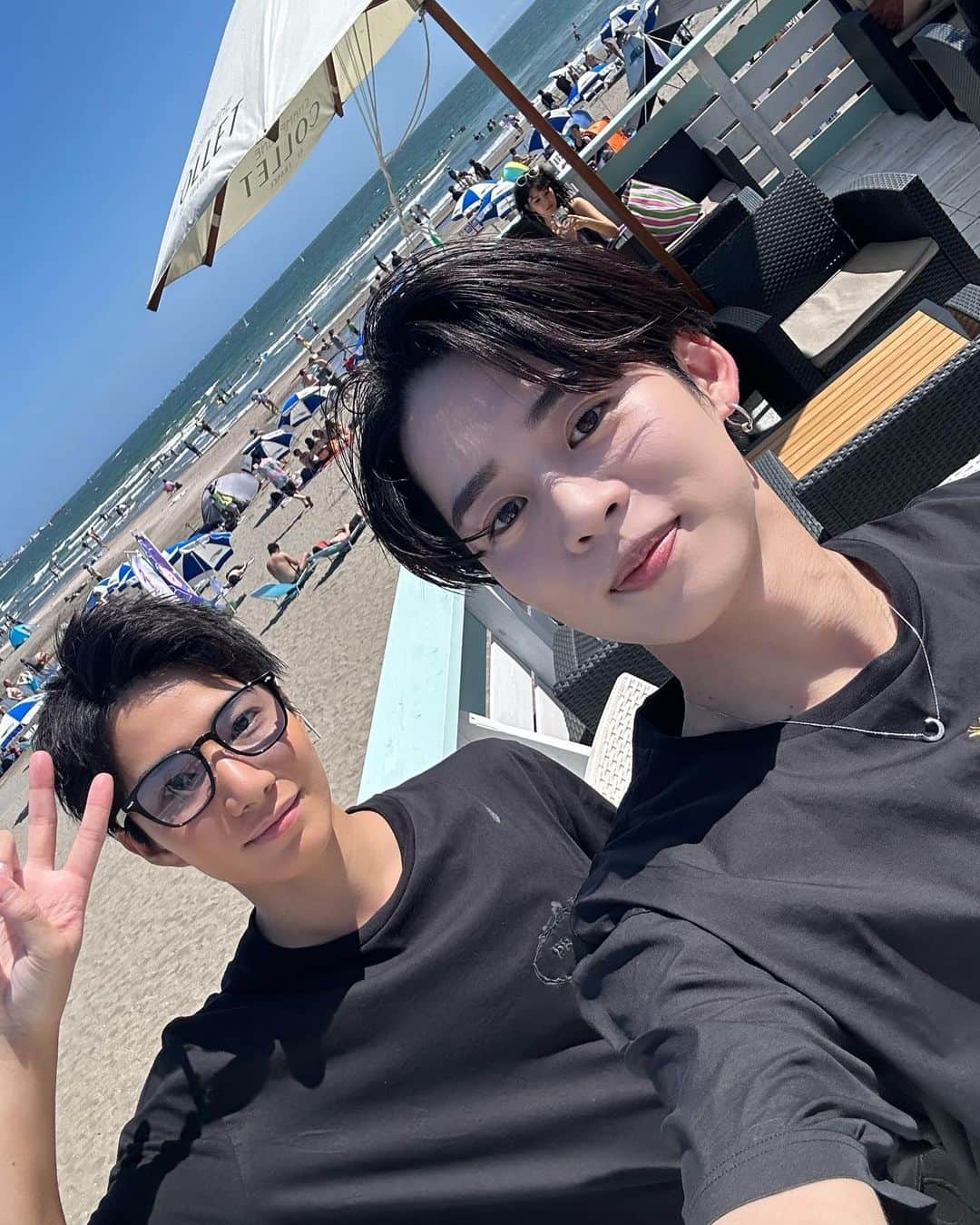 しょうきさんのインスタグラム写真 - (しょうきInstagram)「今年初の海🏖️ ⁡ 夏感じてきた☀️ 天気にも恵まれ最高のリフレッシュになりました🥰 ⁡ ご褒美DAYとして久々にビールなんかも頂いちゃいました🫶🍺 夏全開のハーフパンツコーデ！ オールブラックにすることでカジュアルでも大人っぽい印象に。 ⁡ TシャツとスニーカーはDIORでハーフパンツはCELINE 好きなブランド組み合わせてテンション上げ上げでした❤️‍🔥 DIORを象徴する金色の蜂さんかわよい🐝 ⁡ ⁡ #由比々浜 #由比ヶ浜ビーチ ⁡ #diormen #diorhomme #diorbee #celine #celinebyhedislimane #鎌倉 #海の家 #夏服 #夏コーデ #ビーチコーデ #メンズファッション #シンプルファッション #ブラックコーデ #月ネックレス #ダイヤモンドネックレス #サングラスコーデ #ハーフパンツコーデ」9月21日 19時06分 - shoki_h96