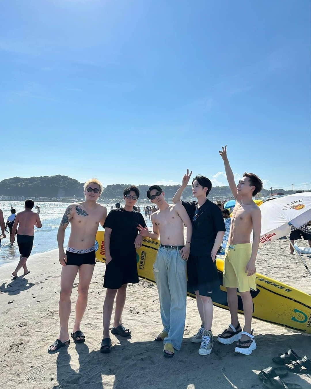 しょうきさんのインスタグラム写真 - (しょうきInstagram)「今年初の海🏖️ ⁡ 夏感じてきた☀️ 天気にも恵まれ最高のリフレッシュになりました🥰 ⁡ ご褒美DAYとして久々にビールなんかも頂いちゃいました🫶🍺 夏全開のハーフパンツコーデ！ オールブラックにすることでカジュアルでも大人っぽい印象に。 ⁡ TシャツとスニーカーはDIORでハーフパンツはCELINE 好きなブランド組み合わせてテンション上げ上げでした❤️‍🔥 DIORを象徴する金色の蜂さんかわよい🐝 ⁡ ⁡ #由比々浜 #由比ヶ浜ビーチ ⁡ #diormen #diorhomme #diorbee #celine #celinebyhedislimane #鎌倉 #海の家 #夏服 #夏コーデ #ビーチコーデ #メンズファッション #シンプルファッション #ブラックコーデ #月ネックレス #ダイヤモンドネックレス #サングラスコーデ #ハーフパンツコーデ」9月21日 19時06分 - shoki_h96