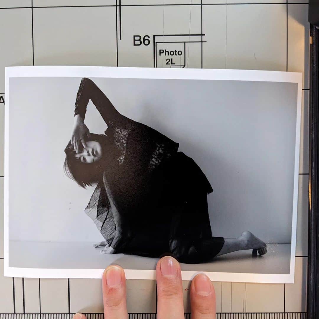 大塚咲のインスタグラム：「10/13.14.15「I am here」個展に向け、制作準備中！  🔥SAKI OTSUKA「I am here」出版記念展🔥  2023/10/13.14.15 時間:12時〜19時 場所:渋谷 リアムギャラリー」