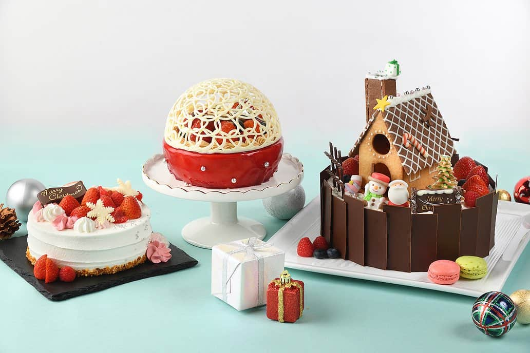 新宿プリンスホテルのインスタグラム：「. 今年の新宿プリンスホテルは、3種のクリスマスケーキが登場🎂  🍓Boul de Rêve（ブール ド レーヴ） スノードームをモチーフに、紅茶やいちごを使った上品な味わいのムースケーキ 🏠Joyeux Noël（ジョワイユ ノエル） クリスマスの家に、世界に一つだけのケーキを作ることができるアレンジケーキ 🍰Neige（ネージュ） 苺をケーキ全体にふんだんに使用した、クリスマスならではの王道ショートケーキ  【ご予約期間】 2023年10月2日(月) 12:00NOON ～ 12月19日(月) 5:00P.M. 【お渡し期間】 2022年12月22日(金) ～ 12月25日(月)  【お渡し時間】 2:00P.M.～7:00P.M. 【お渡し場所】 ザ・ステーション カフェバー（B1） ※詳細はプロフィール記載のホテルWebサイトよりご覧ください。  個性派ぞろいな３種のクリスマスケーキ みなさんはどのケーキが気になりましたか？ 大切な人やご家族との集まりに、ご予約お待ちしております。  Share your own images with us by tagging @shinjukuprincehotel ————————————————————— #Shinjuku #shinjukuprincehotel #princehotels #tokyo #japan #beautifulhotels #tokyohotel #hotellife #stayathotel #ThePreferredLife #新宿プリンスホテル #プリンスホテル #新宿ホテル #新宿レストラン #ホテル #レストラン #クリスマスケーキ」