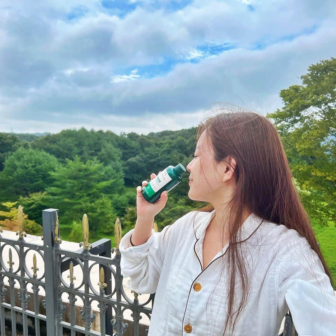 関根理紗のインスタグラム：「DOYの時から愛用しているザボディショップのEDWシリーズ🌷  美容液のEDW コンセントレートセラムと、この美容液がたっぷり含まれているパックのEDW セラムシートマスクが大好きで  今年も安定にすきなボディショのシリーズ☺️  動画でも前に紹介したけど  これ、もち肌感が本当にすごいの！    仕事終わりの一杯のごとく  グビグビいってくれるよ🍺💓    2種のエーデルワイス成分＊1に加え、肌をうるおいで満たすモリンガシードオイル＊2 と、　  肌バランスやバリア機能をサポートし、滑らかでふっくらとした肌へ導くコメペプチド＊3 が配合されてます✨✨    ちなみに、今年発売されたEDW エッセンスローションもよくて、 超微粒子の研磨・スクラブ剤*5が配合されてるの！！  塗布する前にコットンで肌をやさしく拭き取ることで、 洗顔だけでは落としきれない古い角質をやさしく取り除いてくれて次に使うスキンケアのなじみを良くしてくれるらしいんだけど、  これもまたいい感じだった👌✨  合わせて使うとよりもちもち感⤴️な感じ😍  写真にあるリキッドピールは週2〜3回のスペシャルケアなんだけど、これを使ったあと本当につるんとむき卵肌みたいになれちゃうし、  そんな日はお気に入りのパックも使います☺️  このシリーズまだ使ったことない人は是非是非使ってみてね🌱  ＊1 エーデルワイス花/葉エキスとエーデルワイスカルス培養エキス（ともに整肌成分）  ＊2 ワサビノキ種子油(保湿成分)  ＊3 加水分解コメタンパク（整肌成分）   #ザボディショップ #thebodyshop #EDWシリーズ」