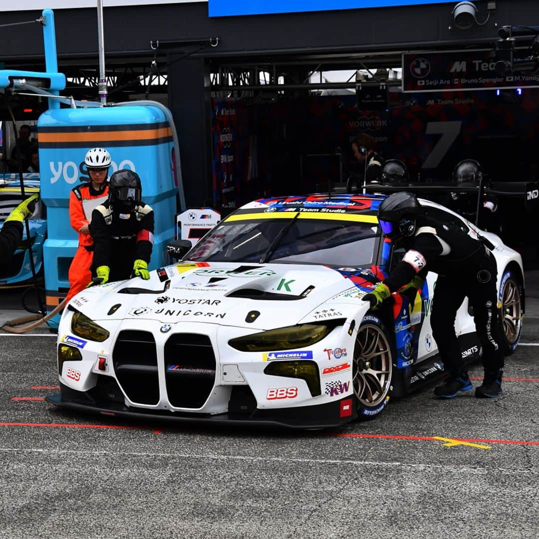 BMW Japanさんのインスタグラム写真 - (BMW JapanInstagram)「チャンピオン争いへ向けた一戦。  AUTOBACS SUPER GT 2023 SERIES Round.6 SUGO GT 300km RACE 2023/9/16-17  直前に振り出した雨の影響でウェット宣言が出された予選。 公式練習中に出ていたトラブル修復を予選直前で終え、Q1を担当する荒選手は5番手で予選突破。SUGO初走行のBruno Spengler選手が担当するQ2はベストタイムを更新し続けるも16番手で予選を終えた。  予選日に引き続き不安定な空模様。大きな順位変動も考えられる決勝に先立って行われたウォームアップ走行はBruno Spengler選手からスタート。 Round.5までの結果で課せられたサクセスウェイトを全量載せて走行するのはこのシーズン最後のRound.6 SUGO。 チャンピオン争いへ向け一つでも多くのポイント獲得を狙うStudie BMW M4の行方はいかに。  決勝レポートの詳細は @bmwjapan アカウントトップのURLからチェック。  #BMW #BMWJapan #駆けぬける歓び #BMWM #SuperGT #TeamStudie #BMWMTeamStudie #BMWmotorsport #SupergGTcameraclub #StudieBMWM4 #荒聖治 #brunospengler #SUGO #スポーツランドSUGO」9月21日 19時00分 - bmwjapan