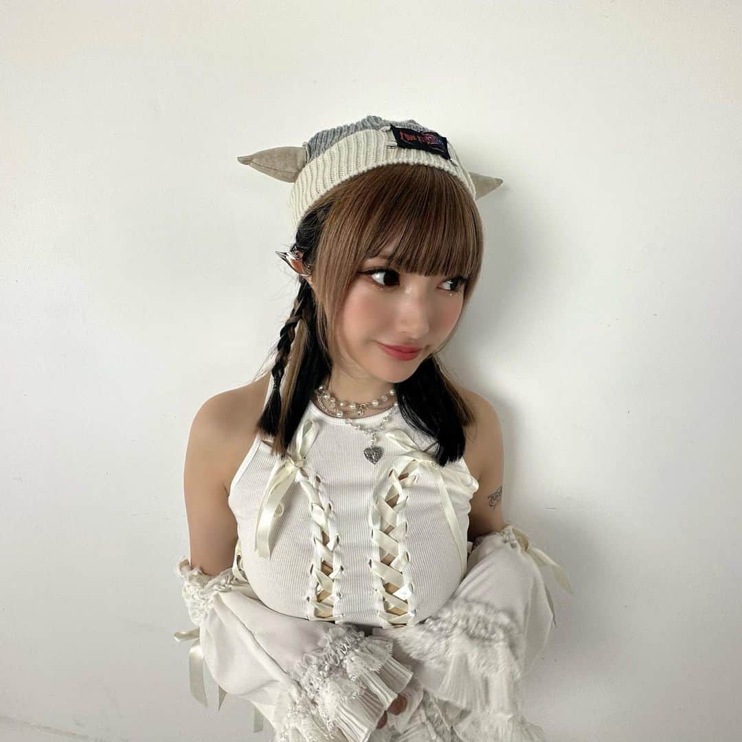 安西かれんさんのインスタグラム写真 - (安西かれんInstagram)「LARMEオフショット😇  この耳のイヤカフくれた～～～🩷🩷🩷 そして滅多に付けないツケマも付けてもらってあげだった  #LARME」9月21日 19時00分 - kalenanzai