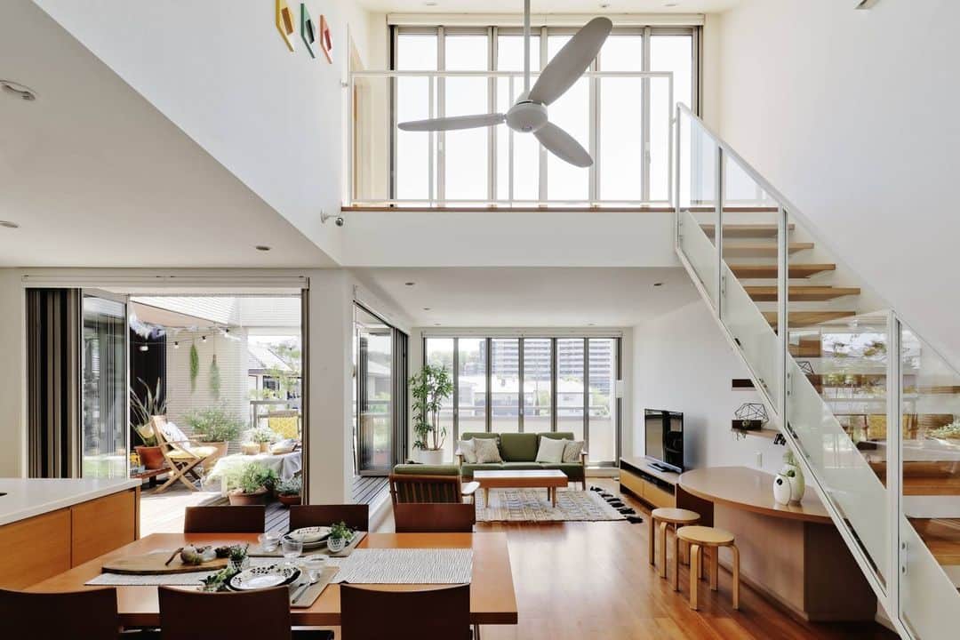 ヘーベルハウス(旭化成ホームズ株式会社)さんのインスタグラム写真 - (ヘーベルハウス(旭化成ホームズ株式会社)Instagram)「今回は、LDK内にある階段を特集いたしました🏠  LDK内に設けた階段は、 空間に上下の連続性をもたらします。  2階や3階とLDKがつながれるため、 家族との繋がりを大事にされたい方におすすめです✨  スケルトン階段は、上からの光を遮らないため 特に吹き抜けのあるプランに合います。  シースルー階段は蹴込み部分が抜けているため、階段の向こう側まで光や視線が通り、ゆるやかな空間のつながりが生まれます。  展示場▼ 1枚目：かしわ沼南展示場（千葉県柏市） 2枚目：森野展示場（東京都町田市） 3枚目：熊谷展示場（埼玉県熊谷市） 4枚目：瀬田展示場（東京都世田谷区） 5枚目：駒沢第二展示場（東京都渋谷区）  お打ち合わせの際に見返せるように ぜひ保存して、間取りの参考にしてくださいね！  #hebelhaus#ヘーベルハウス#注文住宅#マイホーム#インテリア#ロングライフ住宅#建築#ヘーベルハウス展示場#自由設計#住宅展示場#家づくり#注文住宅間取り#理想の家づくり#間取り#重量鉄骨#戸建て#新築一戸建て#ヘーベリアン#吹き抜け#ハウスメーカー#重鉄#ハウスメーカー選び#新築#階段#リビング階段#スケルトン階段#シースルー階段#リビングインテリア」9月21日 19時01分 - hebelhaus_official