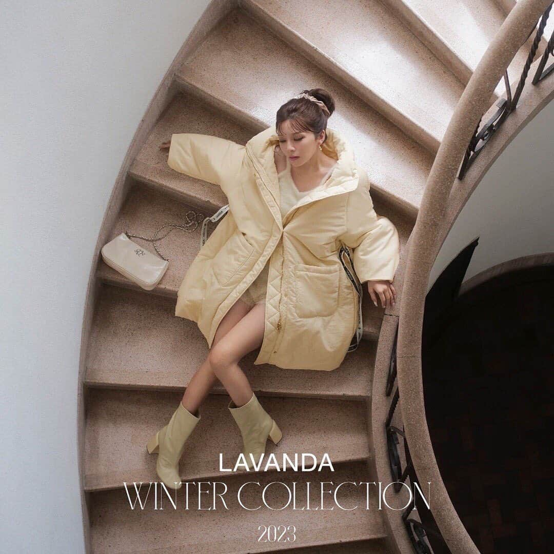 宇野実彩子さんのインスタグラム写真 - (宇野実彩子Instagram)「． LAVANDA 2023 WINTER COLLECTION  受注販売スタート🛒⛄️❄️  LAVANDA の新作ビジュどうかな？🫣 大人っぽく映えなアイテムが勢揃いだよ♥️ スタイルアップ＆女子力アップな、 シルエットやデザインをとても意識して作ってます✨️ 着るだけでコーデ完成なめちゃ温かいアウターもおすすめ🫰🏻  ぜひお買い物楽しんでね👀✨  ︎ 👜販売期間  9/21 (木)20:00〜9/28 (木)23:59   📦お届け予定日 11月下旬〜順次発送予定  🎁ノベルティー お買い上げ合計税込¥30,000円以上ご購入の方にLAVANDAロゴトートバッグをプレゼントいたします。  #lavanda  #LAVANDA #lavanda_autumn #ラバンダ #lavandaコーデ」9月21日 20時00分 - misako_uno_aaa