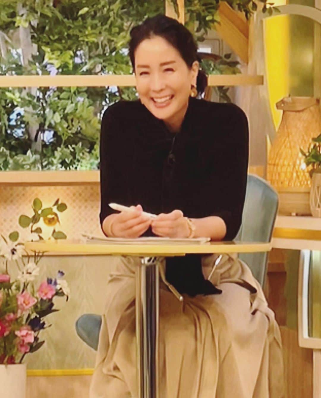 のインスタグラム：「こんばんは。  ちょっとずつ秋の気配が感じられるようになってきましたね。  昨日のゴゴスマ衣装です。 すっかり衣装も秋。 水曜日のみなさんはいつもあたたかく迎えてくださって感謝です。  Top: Balenciaga Skirt: Tory Burch   #衣装  #outfit  #toryburch  #balenciaga  #秋コーデ  #ゴゴスマ  #内田恭子  #kyokouchida」