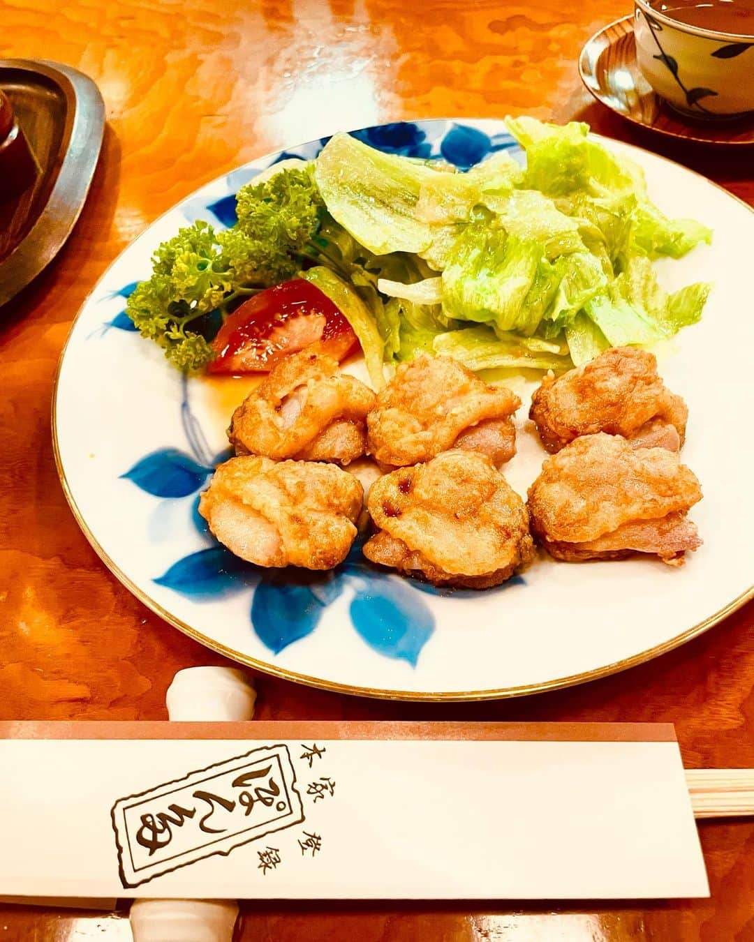 岩下尚史さんのインスタグラム写真 - (岩下尚史Instagram)「. . 眼鏡屋の歸るさに、下谷の洋食屋を覗きしに、運良く席の空いたを幸ひ、蛤のバタ燒と鱚のフライを誂へ、ひとり閑かに啖べければ、腹滿ちて機嫌よし。 . 今より四十年前、金田中の先代に連れられて、初めて此の家の暖簾を潜りしときは、東京普請らしい木造りの、土間に幾つか卓子を並べ、廣からぬ奧に小上がりのある、どこかしら新派の舞䑓を思はせる洋食屋にて、記憶違ひでなければ、時代の付いた壁に林武か梅原だかの油彩が飾られて居り、これは一寸、他所のおなじやうな店とは違ふらしいと、國學院を出たばかりの若造なりに、察したことを思ひ出しけり。 . 梅に鶯、フライにケチヤツプは出會ひものにて、此の家の用意は常に心丈夫なり。 ちかごろ、ケチヤツプ好むをバカ舌などと見下げる若輩あるは、おそらく、テレビのバカ番組の影響ならん。 かあいや彼らは、小海老のカクテルソースの風味を知らぬさうな。憐れなり。 . #ぽん多本家 #上野広小路 #洋食 #洋食屋 #東京 #フライ #ケチャップ #東京グルメ #上野グルメ  .」9月21日 19時02分 - iwashita_hisafumi