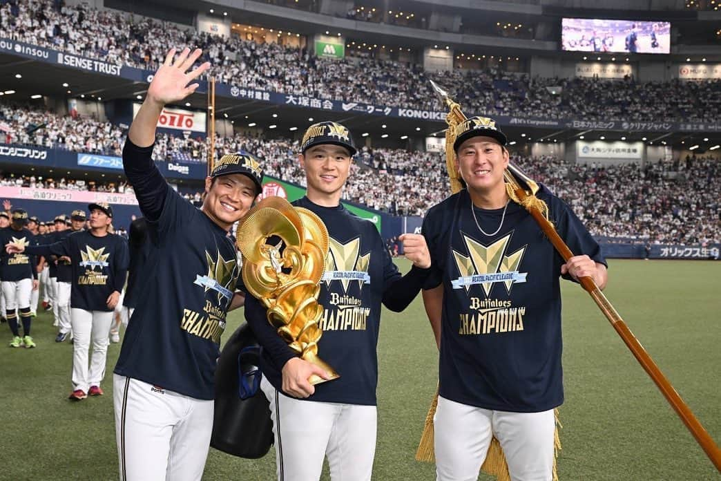 山﨑福也のインスタグラム：「昨日は応援ありがとうございました📣 3連覇することができました🏅 残り試合も最後まで頑張ります！！ #オリックスバファローズ #3連覇 #リーグ優勝 #ビールかけ」