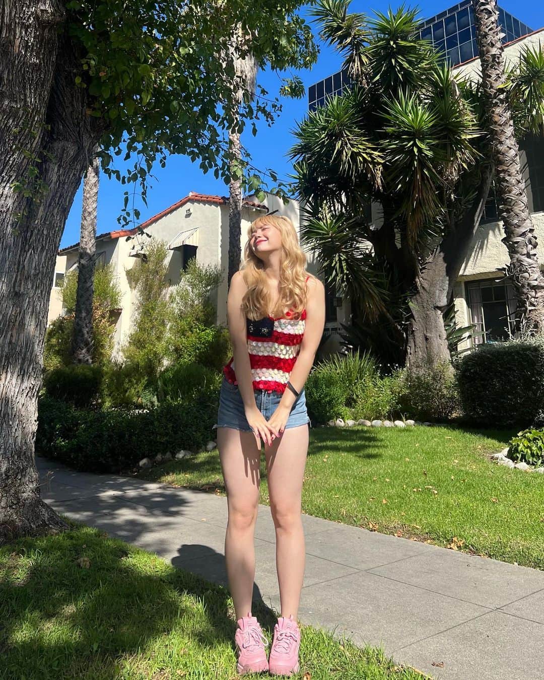 のインスタグラム：「ロスの日光スキ🫶🏻☀️ iPhoneカメラが綺麗に写してくれた🫰🏻♡ 湿気がないから毎日スッキリした気温で過ごしやすいの。 緑も鮮明で、道で歩くだけで嬉しくなっちゃう🤩💜」