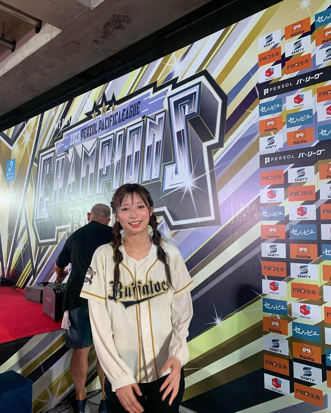 竹村美緒のインスタグラム：「. . オリックス・バファローズ リーグ３連覇👑  選手たちが大歓声に包まれる姿、 顔をくしゃくしゃにして喜ぶ姿、球場一体で分かち合う感動。  何度味わっても湧き上がるこの感動と喜び。 苦しかったことも全てが報われる瞬間です。  今年もここまで連れてきてくれてありがとう‼️☺️  ビールかけのインタビュアーも担当させて頂きました。  選手の皆さんに喜びの時間をわけていただき感謝です。  これまでの人生で一番❗️ 最高のビールとなりました🍻  #リーグ３連覇 #orixbuffaloes  #bs2023 #オリックスバファローズ  #優勝 #ありがとう」