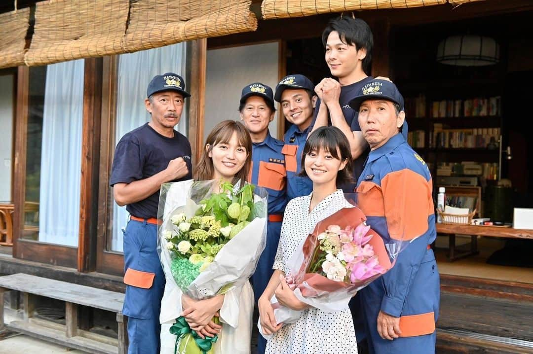 ハヤブサ消防団のインスタグラム：「#ハヤブサ消防団🚒  美女2人を囲んで嬉しそうなおじさまたち🥰  鼻の下伸びちゃってますよ😅  声のトーンは…どうでしょう😇  🔥最終回配信中🔥 https://tver.jp/episodes/ep2szu3mqb」