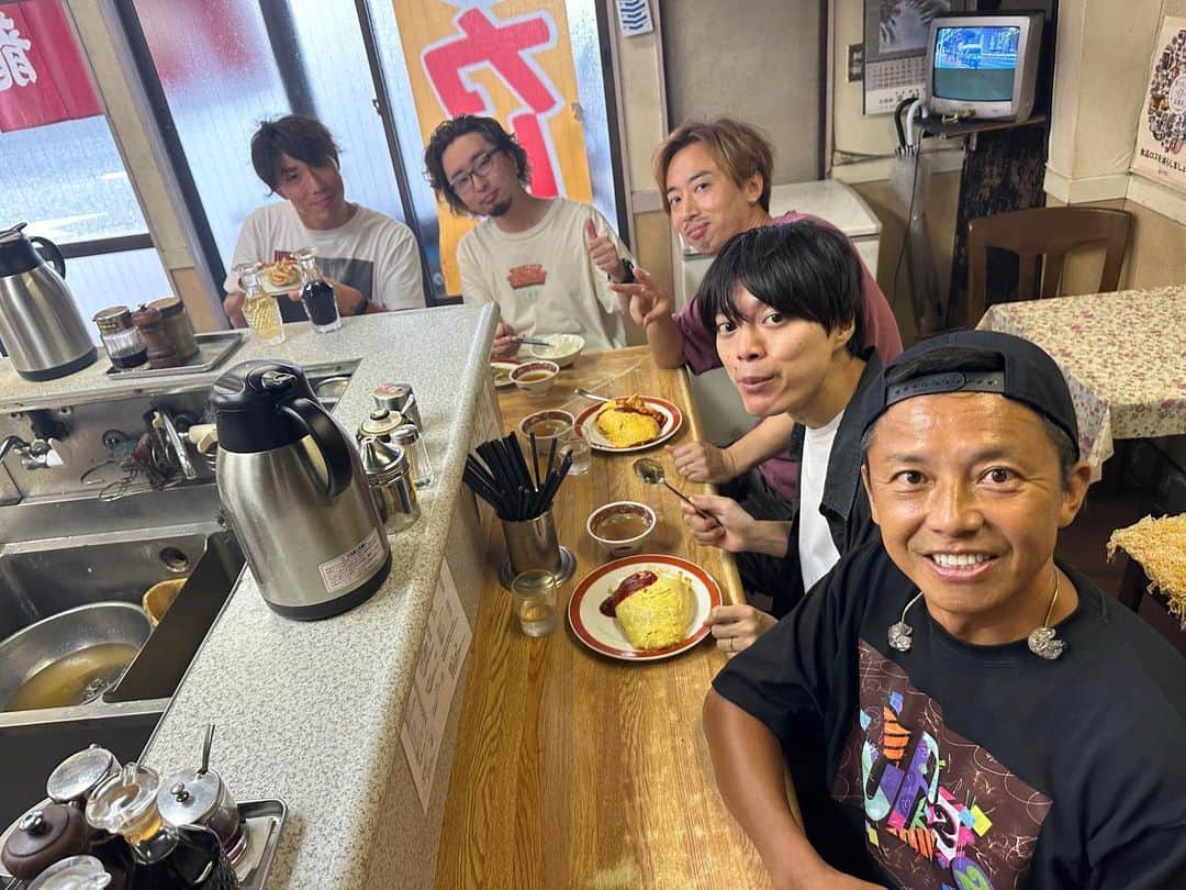 GAKU-MCのインスタグラム：「UNI9UE PARK’23 。  ついにリハーサルが始まりました。今年も素晴らしいアーティストとのコラボが待っています。  縁起担ぎもこめましてスタジオそばの馴染みの町中華でキックオフパーティー。  さあ、やるよー！   #gakumc #リズムソムリエズ #町中華 #アカリトライブ  #JQ from #Nulbarich #ビッケブランカ #AileTheShota #山本彩 #nikoand #ニコアンド #であうにあう #styleeditorialbrand #uni9uesense  #ニコフェス  #UNI9UEPARK23 #フェス  #イベント  #音楽」