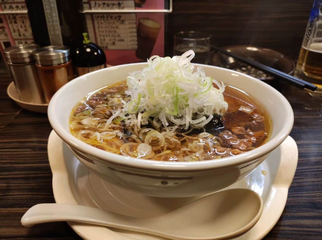 のインスタグラム：「牛スジラーメン ラーメン屋 盛 昼に四谷がんこ、夜は盛。此方は呑めるラーメン屋スタイルで酒とツマミが豊富。キンキンジョッキ🍺した後にラーメン。牛スジはピリ辛甘。おつまみの牛スジを乗っけたラーメンで、牛スジは結構細かい。まだ未食のメニューがあるので堀甲斐がある。」