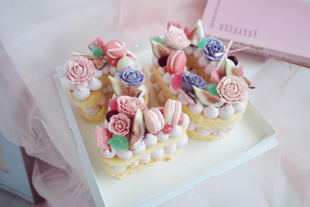 マイヤーズ江玲奈のインスタグラム：「ケーキは @mapril_sweets さんでオーダー。 想像の50倍可愛いケーキを用意して頂きました。 二十歳の誕生日にはどうしてもナンバーケーキが食べたかったの2️⃣0️⃣  大好きなイチジクも載せてもらい、最高のケーキです💓」