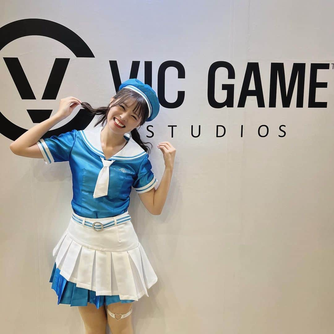 津田知美のインスタグラム：「#TGS2023  本日明日とビジネスデイのみですが、 東京ゲームショウ2023 VIC GAME STUDIOS様のブースでお仕事をさせていただきます🐬🩵　  コスチューム、セーラー服なので可愛いに全振りしてヘアセットもしてもらいました☺️ 今日と明日だけ許してネ😅  ブースでは、VIC GAME STUDIOS 新作の BREAKERS が試遊できます🎮  公式Xのフォローでオリジナルグッズもお渡ししてるので ぜひブースに遊びにきてください💙🤍  #東京ゲームショウ #東京ゲームショウ2023 #BREAKERS #ブレイカーズ」