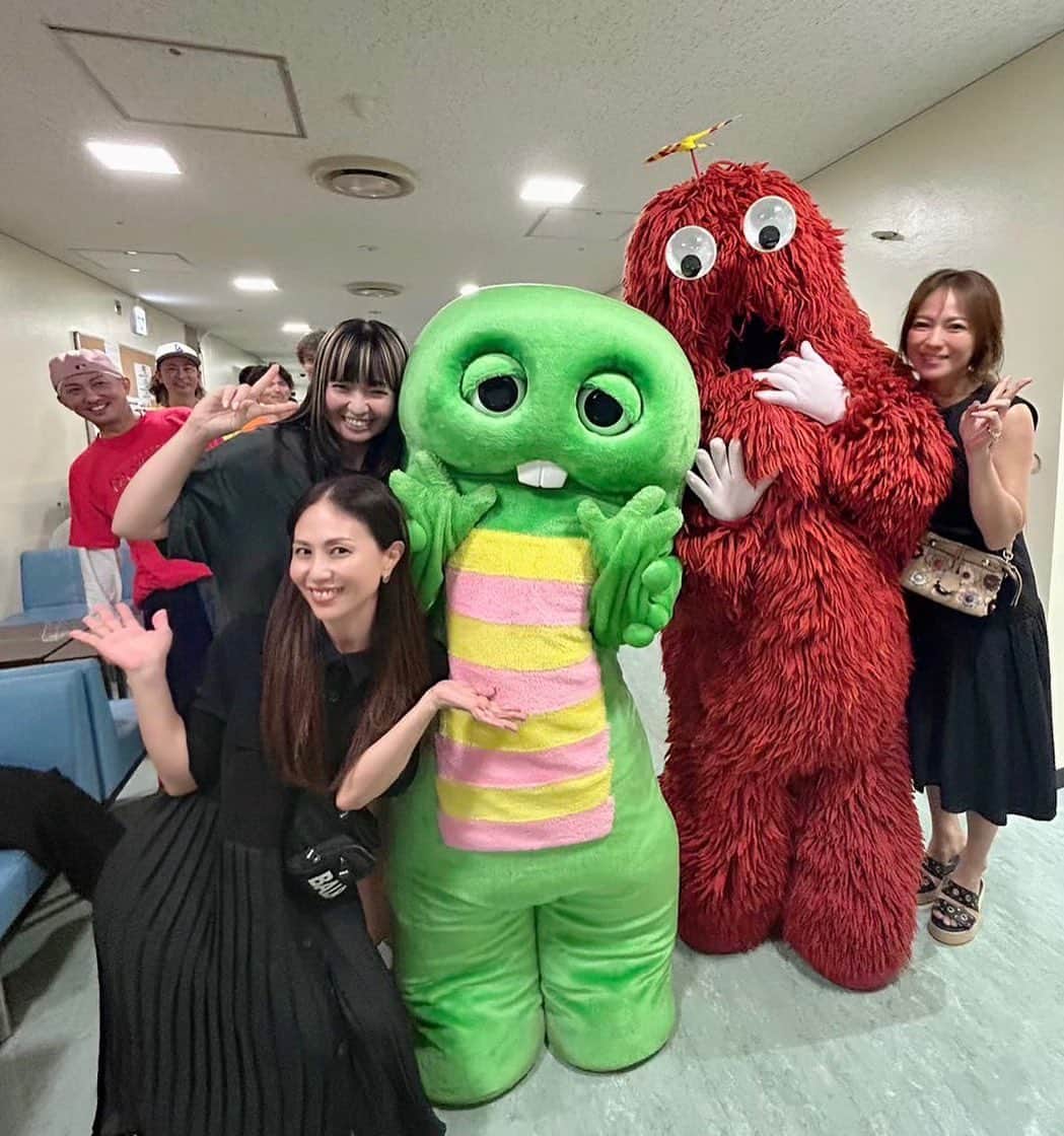 LINAのインスタグラム：「50周年を迎えた ガチャピン＆ムック♡ 心トキめいたー♡ 一緒に写真を撮ってくれて ありがとう！！ そして、50周年おめでとう！ #MAX #DAPUMP #ガチャムック50周年」