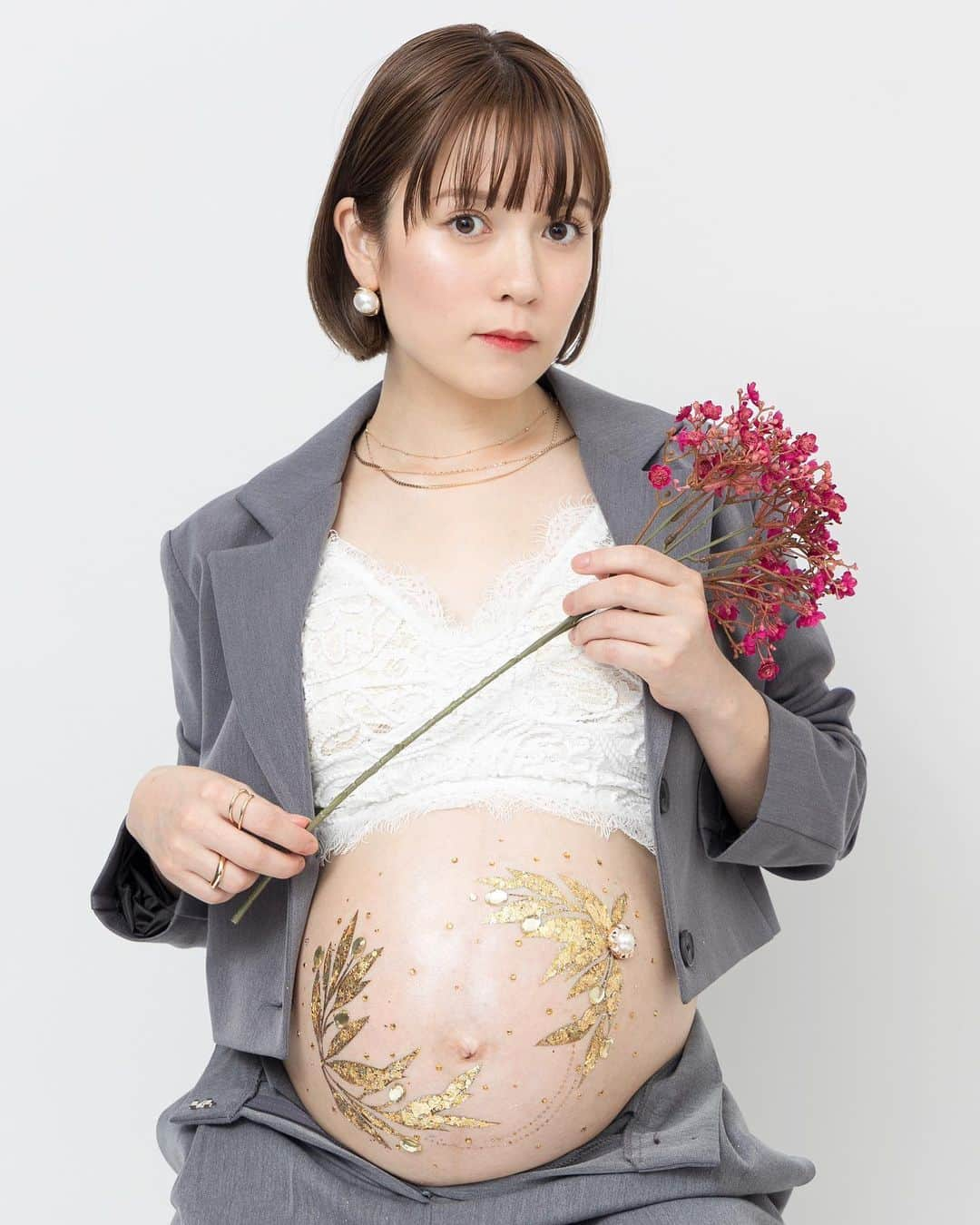 福本沙織さんのインスタグラム写真 - (福本沙織Instagram)「maternity photo📷 background  white ver.  先月なのにお腹小さく見える🙊 やっぱりラスト1ヶ月ですごい大きくなるのね！ こないだお腹に入ってるの1人？ って聞かれて笑った🤣 臨月のマイナートラブルもありますが 残り1週間？2週間？ 自然分娩予定なので いつになるかわからないけど 一心同体はもう2度とないと思うと神秘的だなぁ☺️  #マタニティフォト #マタニティライフ #臨月 #臨月妊婦 #妊娠10ヶ月 #妊娠後期 #39週 #マタニティペイント #安産祈願」9月21日 19時10分 - saoriiinu918