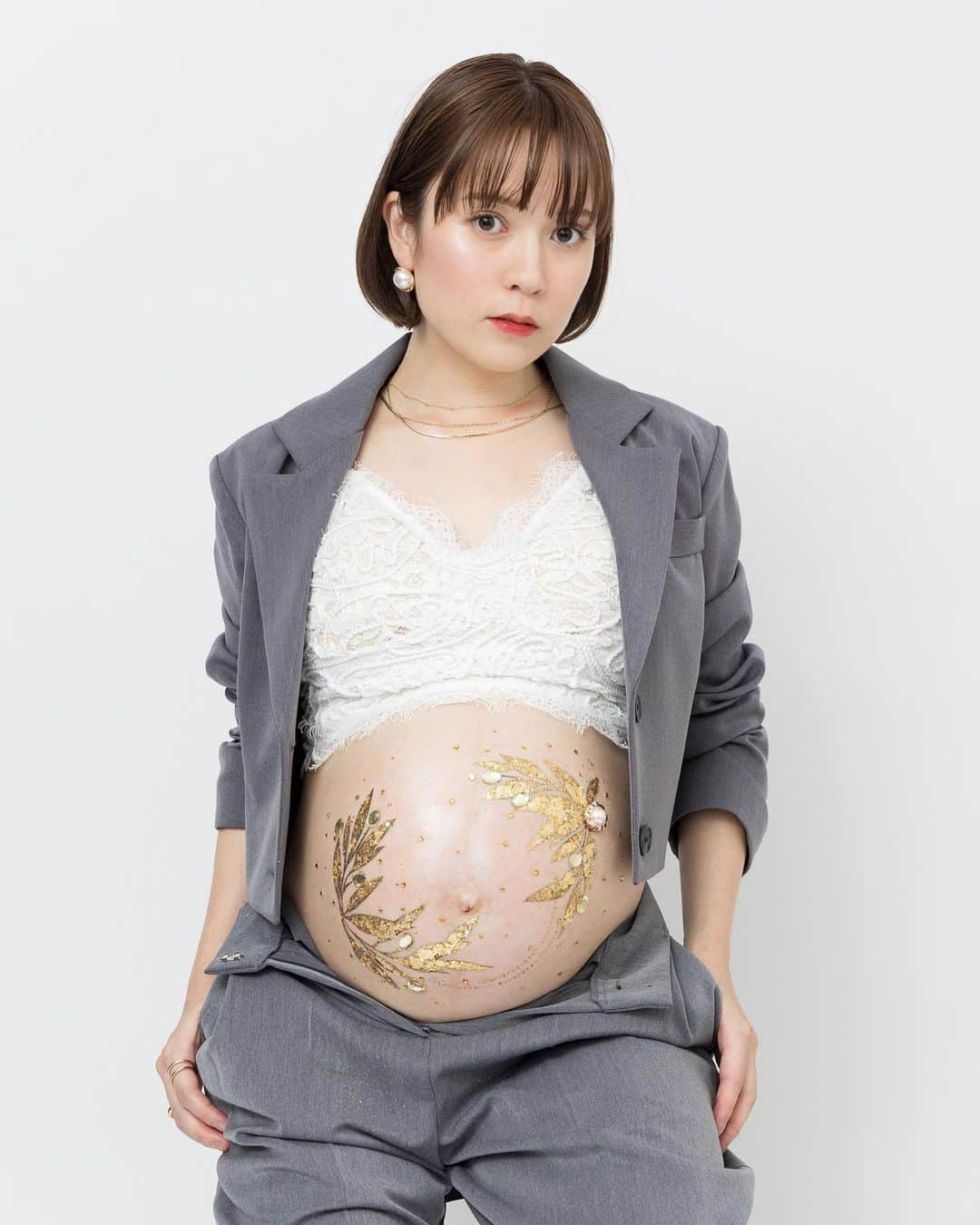 福本沙織さんのインスタグラム写真 - (福本沙織Instagram)「maternity photo📷 background  white ver.  先月なのにお腹小さく見える🙊 やっぱりラスト1ヶ月ですごい大きくなるのね！ こないだお腹に入ってるの1人？ って聞かれて笑った🤣 臨月のマイナートラブルもありますが 残り1週間？2週間？ 自然分娩予定なので いつになるかわからないけど 一心同体はもう2度とないと思うと神秘的だなぁ☺️  #マタニティフォト #マタニティライフ #臨月 #臨月妊婦 #妊娠10ヶ月 #妊娠後期 #39週 #マタニティペイント #安産祈願」9月21日 19時10分 - saoriiinu918