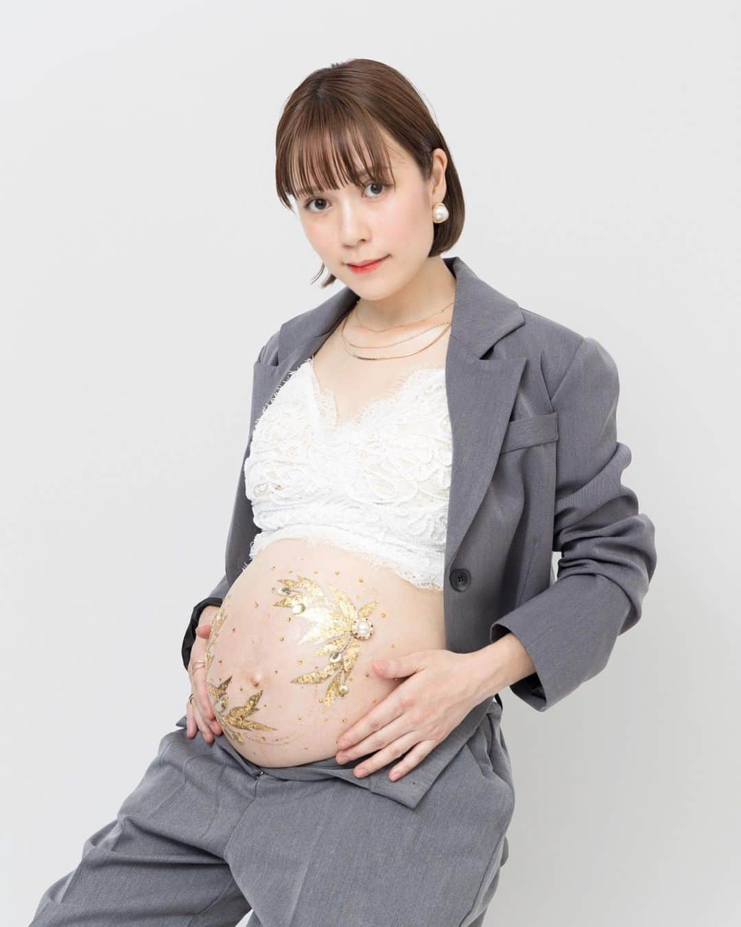 福本沙織さんのインスタグラム写真 - (福本沙織Instagram)「maternity photo📷 background  white ver.  先月なのにお腹小さく見える🙊 やっぱりラスト1ヶ月ですごい大きくなるのね！ こないだお腹に入ってるの1人？ って聞かれて笑った🤣 臨月のマイナートラブルもありますが 残り1週間？2週間？ 自然分娩予定なので いつになるかわからないけど 一心同体はもう2度とないと思うと神秘的だなぁ☺️  #マタニティフォト #マタニティライフ #臨月 #臨月妊婦 #妊娠10ヶ月 #妊娠後期 #39週 #マタニティペイント #安産祈願」9月21日 19時10分 - saoriiinu918