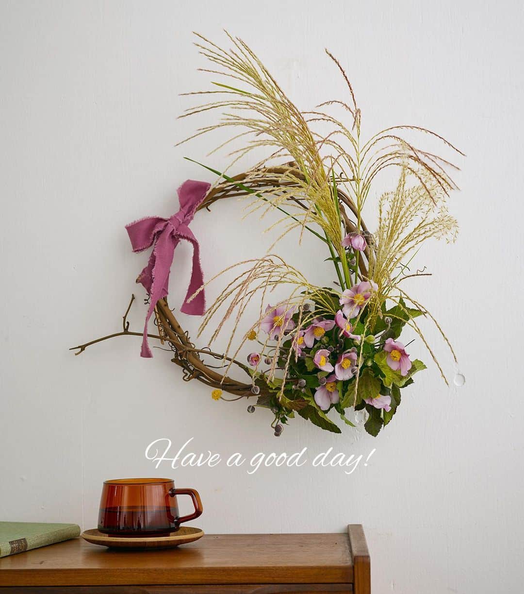 雑誌『花時間』さんのインスタグラム写真 - (雑誌『花時間』Instagram)「昨日の投稿は、ご覧いただけましたか？  花時間　@hanajikan_magazine  です。  お月見の日に飾りたい花。シュウメイギクとススキって、素敵なカップルなんです。  ススキに、かわいらしさを添えてくれるシュウメイギク。  花瓶にいける場合でも、こんなふうにリース仕立てにする場合でも、互いの高さを変えることで、どっちも引き立ちますね🌾🌸  このリースでは、吸水性スポンジを蔓ベースに取り付けてお花を挿していますが、もっと手軽な方法もあります。  そう、ひもやワイヤーで小瓶を取り付けること✌️  小瓶だとお花を下に向けて挿すことはできないけど、出来栄えはソンショクなし💯  今年は、お月見リース🌕にしてみますか？  リース　@橋立和幸 写真　@中野博安  【花時間ニュース】 💜『花時間マルシェ』発、花の定期便が大好評🥰　世界でここだけのバラと旬花が届く嬉しいサービスです💕  💜『花時間』の2024年カレンダー、大好評発売中！  💜『花時間2023秋』〈花屋さんへ行こう〉大好評発売中！  💜『花と短歌でめぐる 二十四節気 花のこよみ』大好評発売中  #花時間  #フラワーアレンジ #シュウメイギク #ススキ #japaneseanemone  #お月見の花 #お月見 #十五夜 #リースが好き  #リースのある暮らし  #秋の花 #花が好き #花が好きな人と繋がりたい  #花を飾る  #花を飾る生活 #花屋さんへ行こう」9月21日 19時12分 - hanajikan_magazine