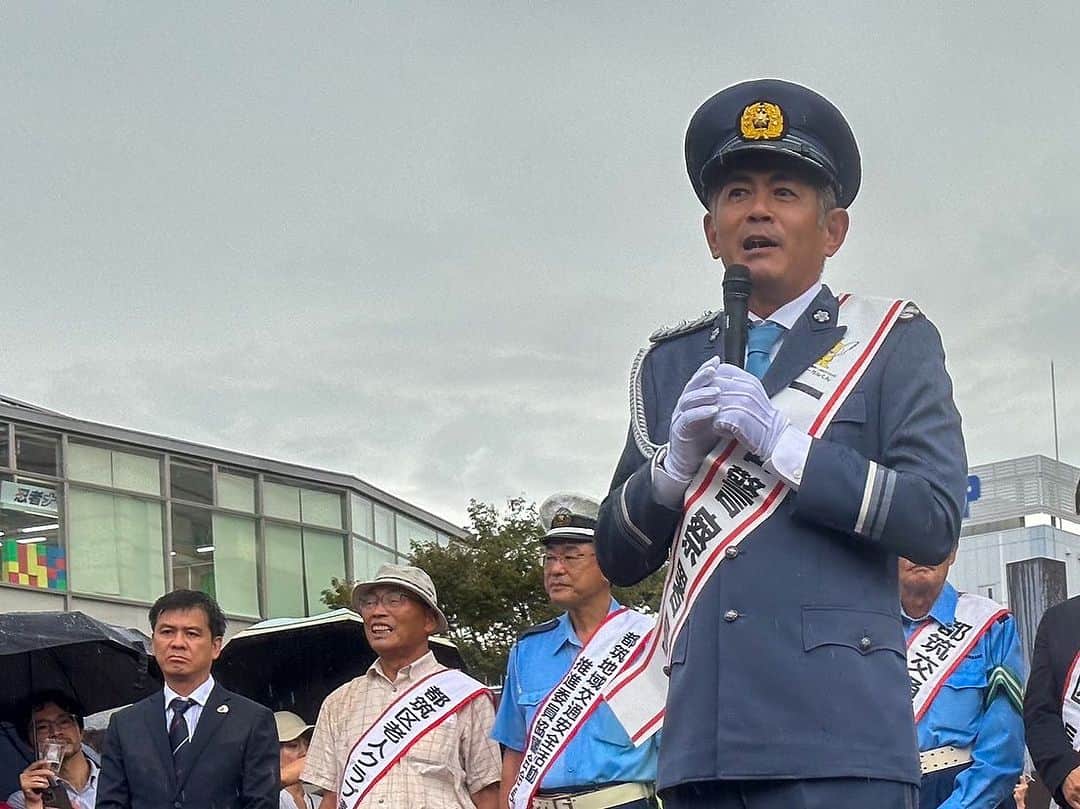 織戸学のインスタグラム：「無事に  横浜市都筑区 一日警察署長 任務を終了しました。  とても皆様暖かく  そして何より 金の星幼稚園の 鼓笛隊80名  残念な雨でしたが、 子供達の演奏を先導に 都筑警察署から  イベント広場へ移動  感動そのものです。 　 雨の中多くの方が来て頂き 本当に感動しました。  有り難う御座いました。  素晴らしい経験できました。  また動画にて  織戸学」