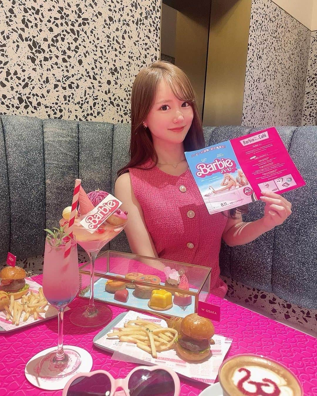 あだちまみのインスタグラム：「.  ダブル大阪で期間限定の バービーのカフェが可愛すぎた💖💄  バービーっぽくみんなで ピンクコーデしたよん♡  期間限定ってついつい 行きたくなるよねえ😫💖  #本日のコーデ#outfit #ポートレート#撮影 #撮影モデル#関西被写体#インフルエンサー #ビジネス#副業#事業#女性企業#美容 #ビジョビ#ビジョスタ#女性経営者 #wosaka」