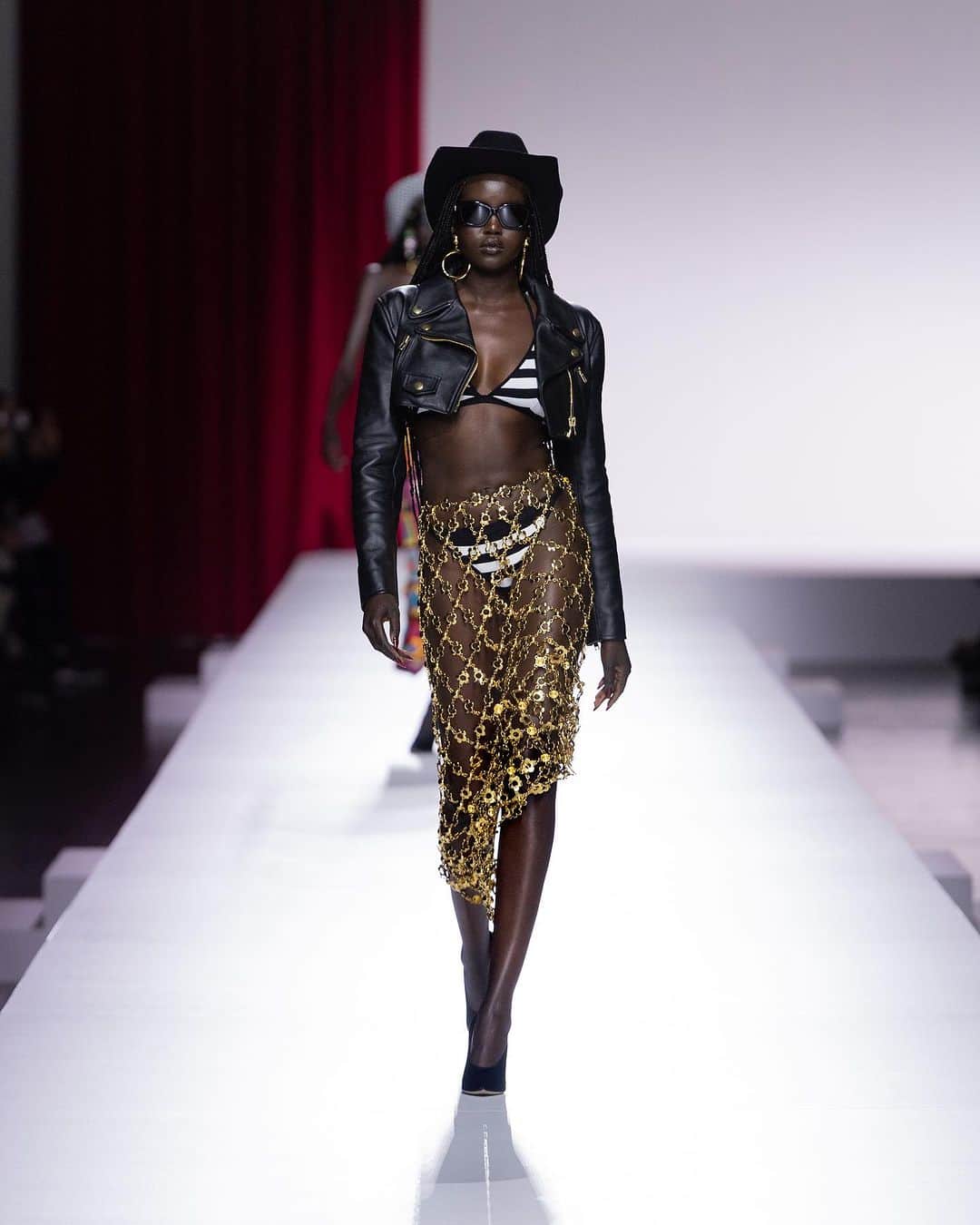 Moschinoのインスタグラム：「Curtains up on ACT TWO   Looks upon looks upon looks! @gabrielleak_j sends a series of intricately crocheted pieces down the runway, imagined in her own unique way.   See all the looks from the show at the link in our bio.   #Moschino40Years #Moschino #MoschinoSS24 #MFW」
