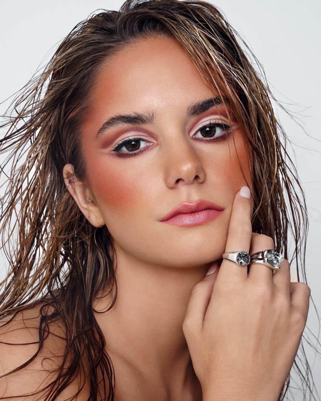 レイン・マッケンジーのインスタグラム：「🍓🕊️   H/MUA : @edgarsaenz7  Photos taken by: @studio.joris  #mua #photographer #model #makeuplook #makeupinspiration #styleinfluencer #makeupartist」