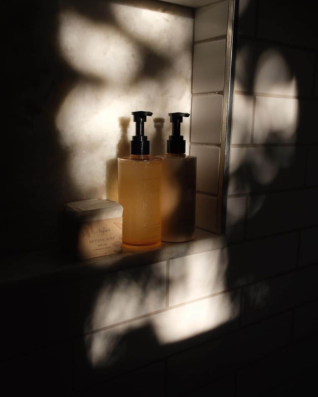 オレーシャ・ルーリンのインスタグラム：「When it’s the first day of Autumn and your haircare products look like a work of art @mynajeau ( if you haven’t tried their shampoo, conditioner, scalp oil please run to their site and order now. If you are losing hair or want to grow your hair rub the oil in I swear it’s magic)」