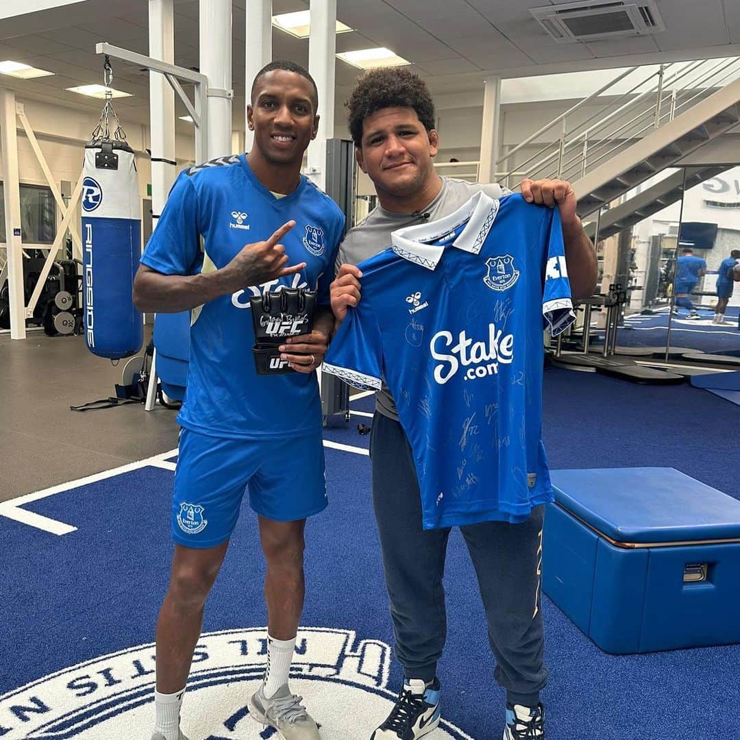 アシュリー・ヤングのインスタグラム：「Was a pleasure meeting you @gilbert_burns 🥊」