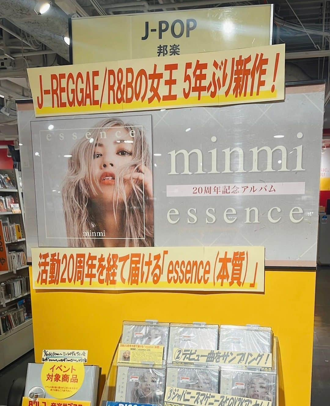 MINMIのインスタグラム：「album "essence" 購入してくださった方、ダウンロードしてくれた方ありがとうございます💛CDなんて必要ないよね？そんな時代にCDを欲しいと言ってくれたファンがいてくれて、今回は配信とCDにもしました！！！ タワレコ渋谷店ではこんな風に盛大に盛り上げてくれたみたい！ありがたい！こちらアメリカにCD屋さんはもうないです！ デジタル先進国🇺🇸 いまだにCDが存在する日本 私が感じてるのは"時代遅れ"でなく 日本人の感覚は"尊い"ということです。全てがデータ、紙も物もお金もいらないレスな時代。ヴァーチャルの世界でも生きれる。携帯やPCのなかで全てのことが済む。 そんな時代の流れのなか 日本人は手で触れる物、、存在する物に想いを宿らせる そんな気がします。 今回essenceでも 時代の流れが全てではない 新しいこと、早いこと、便利で合理的なことが 全てではない。と感じてるわたし。 ラインと手紙の違い。 オンラインと対面の違い。 リアルに存在する温度感。 データとは違うという感覚をもってることは素敵な事だと思います。 それに、CDは携帯で聴くより音がいい！マスタリングエンジニアの塩田さんもおっしゃってました♬ もし、まだ聞ける環境があればCDでも聴いてみてね！CDは全部で21曲！！！ もちろんダウンロードで聴いてくれてる方も本当に嬉しい！！！ iTunesでは総合で23位！！！ レゲエチャートでは日本、香港、チリ、など各国で1位だそうです！！！めちゃくちゃ嬉しいです！ ありがとうございますー！！！ 一曲一曲、思い入れがあります！みんなも感想とか教えてくださいねー💛」