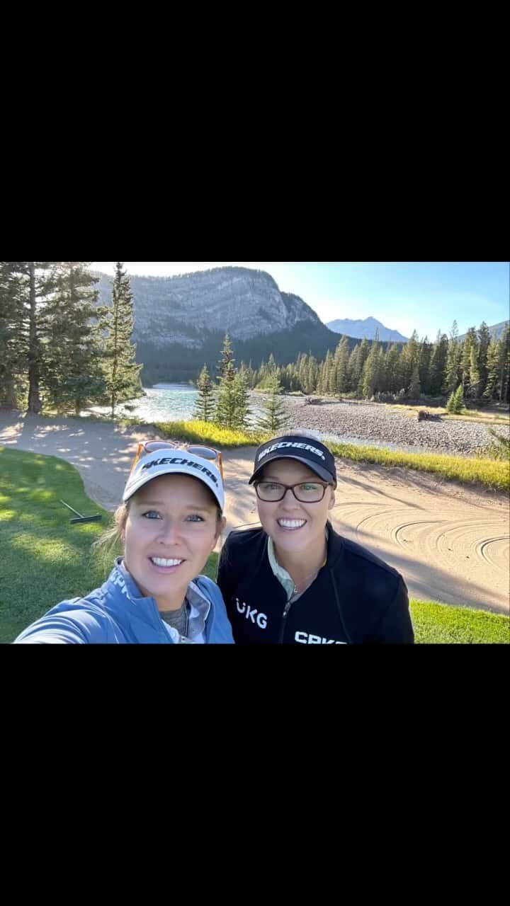 ブルック・ヘンダーソンのインスタグラム：「Golfing in the Canadian Rockies! 🏔️ 🇨🇦 ⛳️ I had the best time playing @banffspringsgolfcourse!   Stunning views every hole! Beautiful surroundings, nature and wildlife. 🐻 🦌   @fairmontbanff #BanffSprings #MyBirthdayWeek #CelebrateHere 🎉」