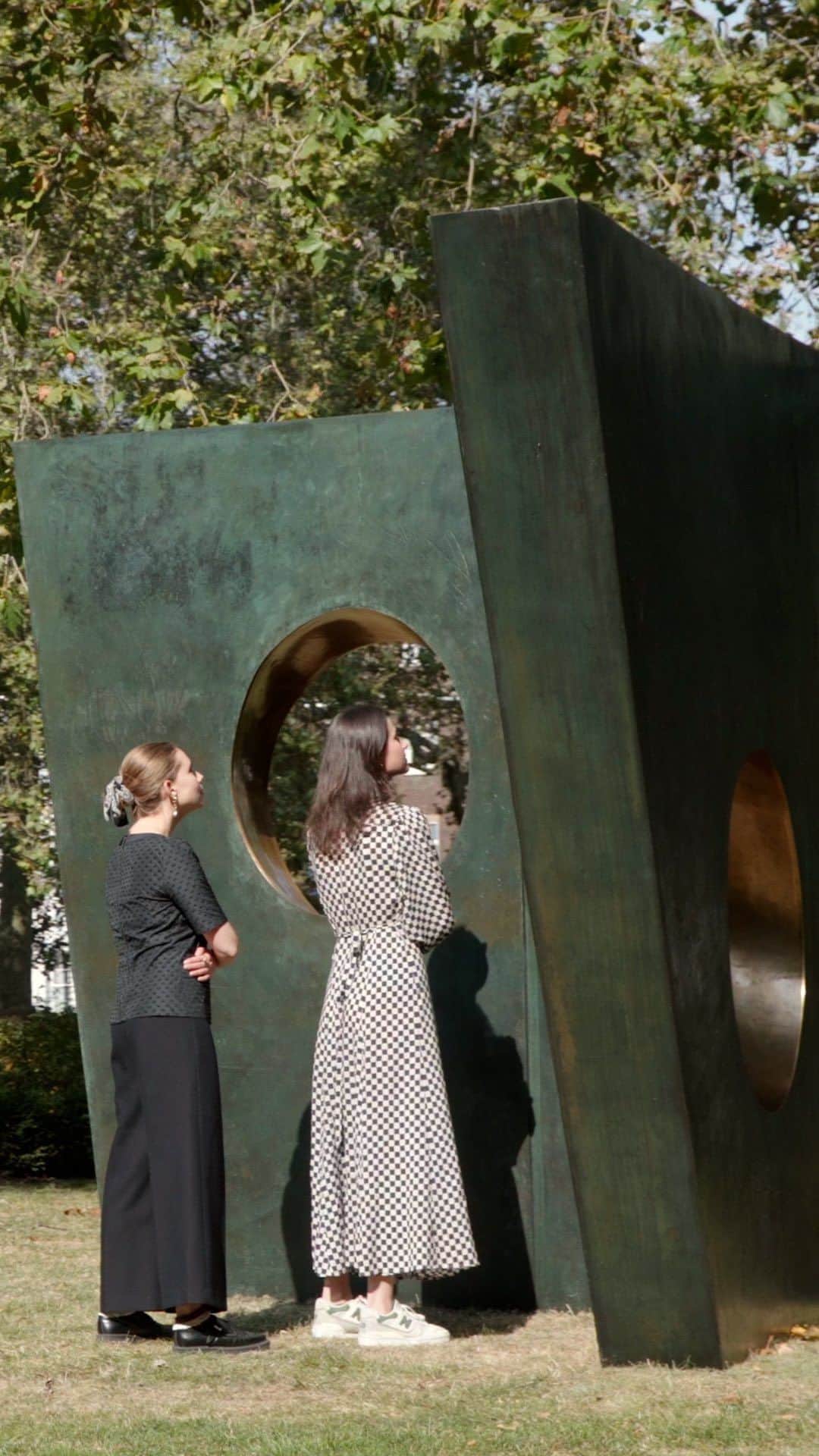 クリスティーズのインスタグラム：「Dame Barbara Hepworth’s ‘Three Obliques (Walk In)’ is one of a rare but highly important group of monumental sculptures, made by Hepworth in the 1960s.⁣ ⁣ Consisting of bold, simple, geometric forms cast in bronze, these vast works were aimed at inviting a physical interaction with its forms, as the instruction ‘Walk In’ in this sculpture suggests.⁣ ⁣ Hepworth’s repeated exploration of the landscape in her work echoes the tendencies of much late-1960s site-specific work and land art.⁣ ⁣ 📍 The sculpture is currently available for public viewing in the garden setting of St James’s Square, adjacent to Christie’s headquarters on London’s King Street, until 18 October.⁣ ⁣ Dame Barbara Hepworth (1903-1975), ‘Three Obliques (Walk In)’ (1969). Estimate: £6,000,000 - £9,000,000⁣ ⁣ Modern British and Irish Art Evening Sale: London | 18 October 6pm BST.⁣ ⁣ #DameBarbaraHepworth #BarbaraHepworth #christiesLondon」