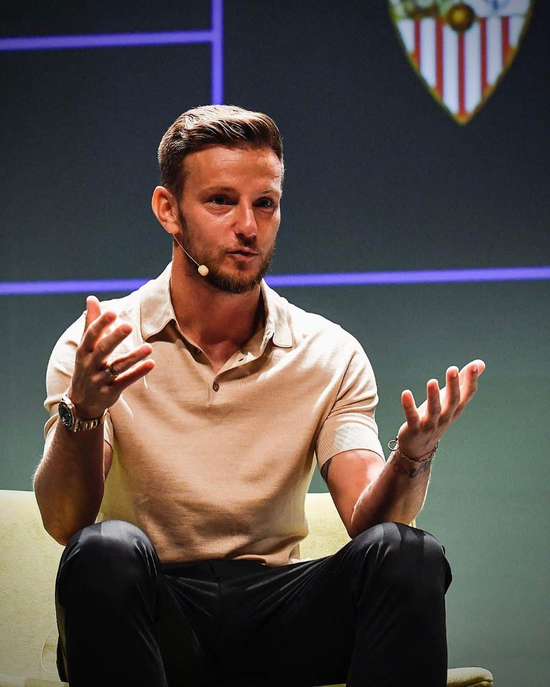 イヴァン・ラキティッチのインスタグラム：「Grateful for the opportunity at @worldfootballsummit. Meeting industry leaders and discussing the evolution of our beloved sport was truly a pleasure. 🤩👏🏼⚽️  #rakititc #wfs #football  #worldfootballsummit  #sevilla」