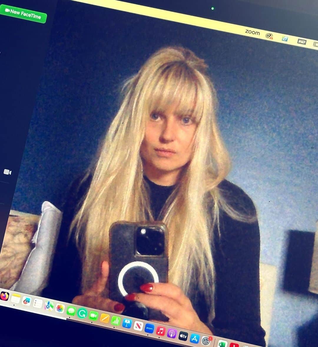 ジェネビーブ・モートンのインスタグラム：「Another day another video meeting. Genevieve needs a beach day. How am I expected to live laugh and love under these conditions 😂😝」