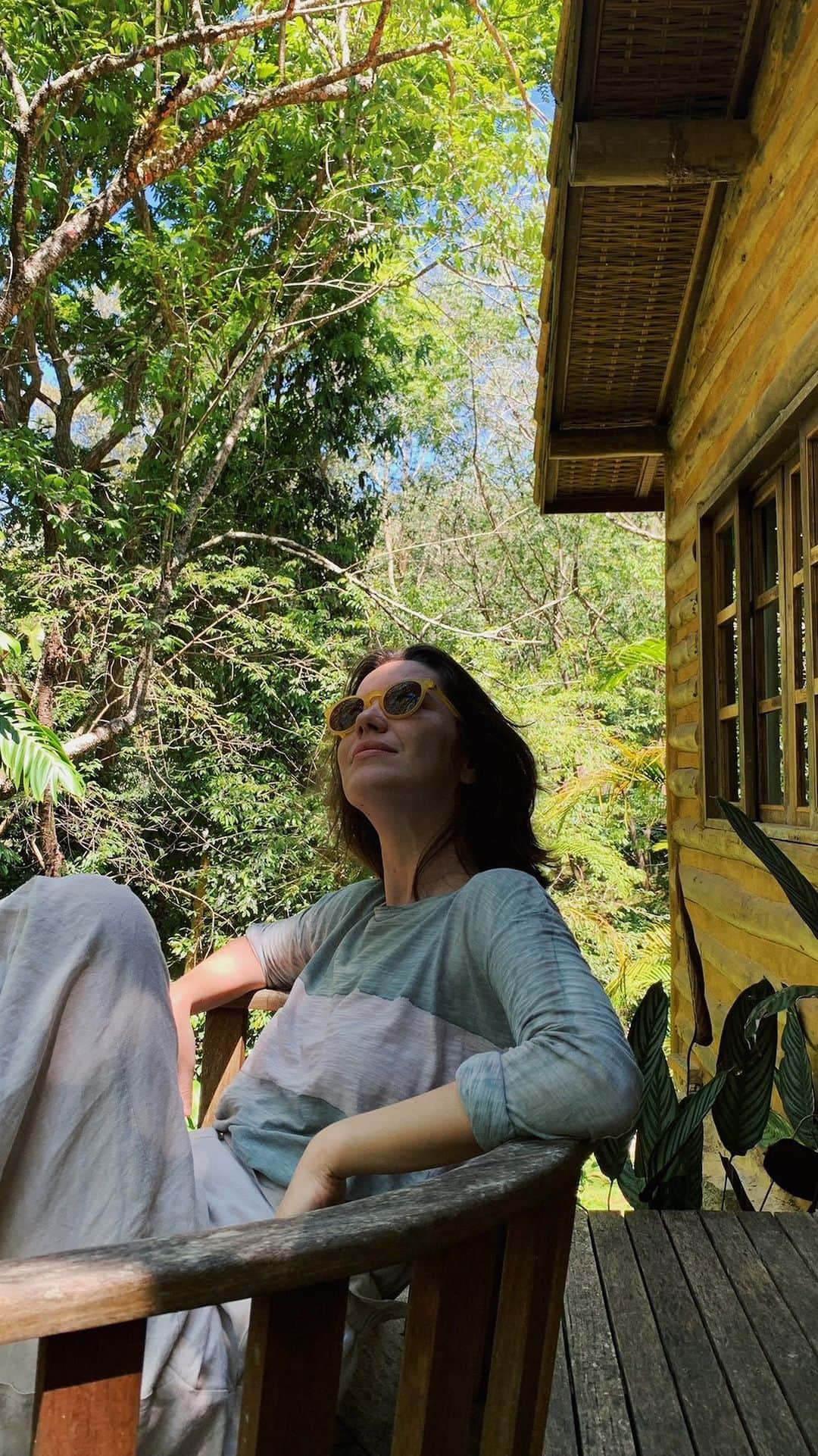 ナタリア・ディルのインスタグラム：「Dias de refúgio na @pousadatankamana observando e vivendo a natureza de Itaipava.」