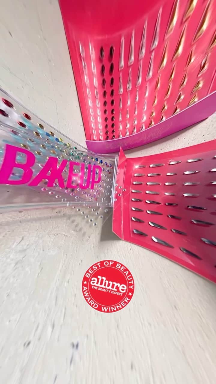 JO BAKERのインスタグラム：「‼️ B E S T • O F • B E A U T Y ‼️ Thank you to all beauty editors + power that be for announcing our #playbox #facegems the coveted #allure #bestofbeauty award ❤️‼️ ✨ So honored, this is a dream… ❤️🙌🏻 much more to come ‼️ ✨ Thank you to everyone who supports my tiny start up brand ~ it means the world to me. Now avail in 90 countries worldwide through link in my bio @amazon 🇺🇸 (small shipping fees apply)  #bakeupbyjobaker #jobakermakeupartist #bakeupbeauty #gems #sparkles #funmakeup #makeupaddict #makeuplover #makeup #makeupideas #beauty #beautybloggers #sparkle #gratitude #beautyeditor #awardwinning」