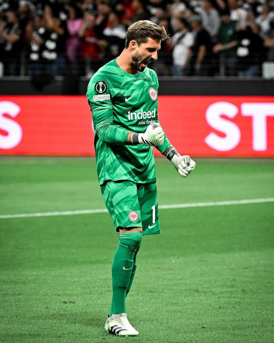 ケヴィン・トラップさんのインスタグラム写真 - (ケヴィン・トラップInstagram)「Special victory in a tough game!! As always incredible atmosphere in our stadium 🦅  #Europe #SGE #Eintracht #Frankfurt」9月22日 5時22分 - kevintrapp