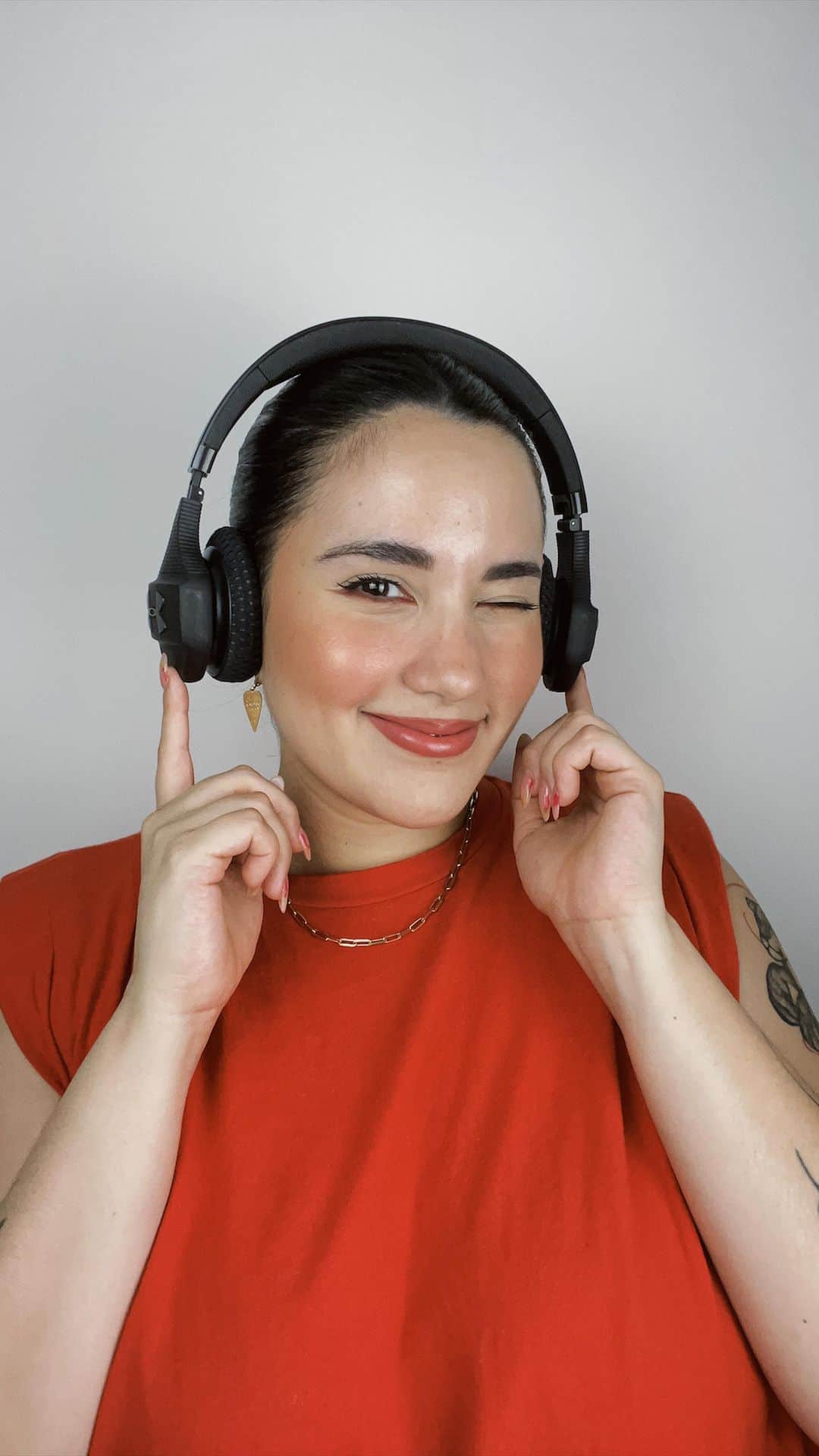 quem disse, berenice?のインスタグラム：「estamos sempre atrás de trends pra trazer por aqui, então vem ver essa dica de como fazer um #reverseeyeliner com a minha nova collab com o @poddelas! a @__sassaricando__ trouxe uma make completa com essa linha. vem conferir! #QDBComPoddelas  #PraTodosVerem: o post é um vídeo de um tutorial de make com os novos produtos da collab de PodDelas. Fim da descrição.」